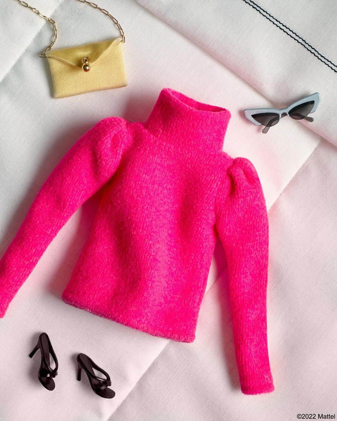 バービーさんのインスタグラム写真 - (バービーInstagram)「Cool Summer nights call for this perfect pink pullover! This @barbiestyle x @dudley_stephens fleece is available in your size. Bonus: it's made from recycled fabrics! ♻️ #barbie #barbiestyle」6月16日 23時48分 - barbiestyle
