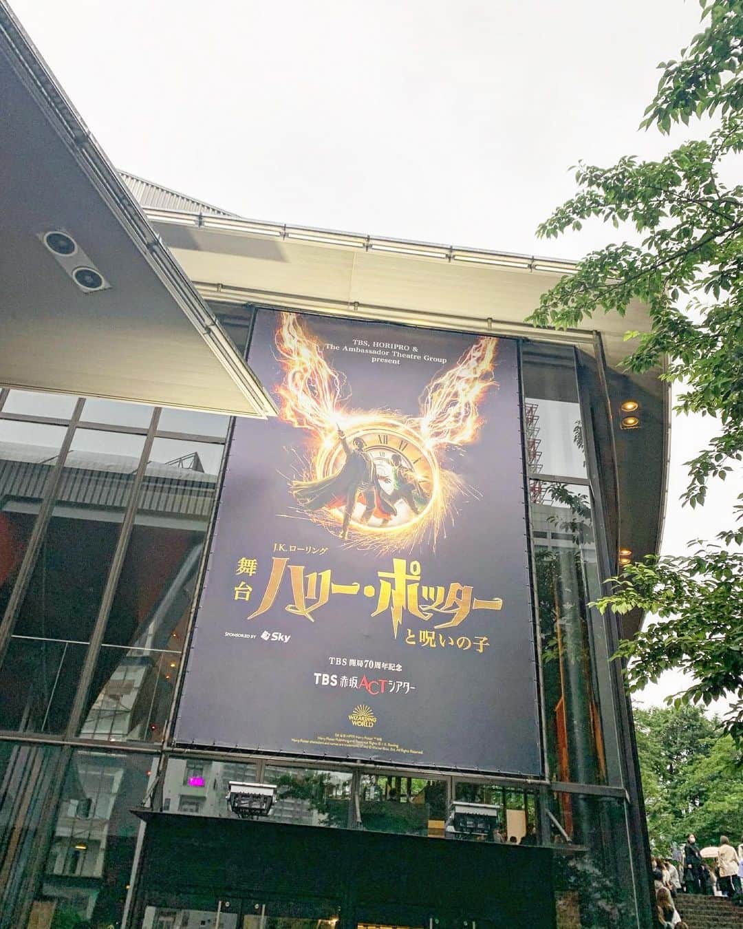上野なつひのインスタグラム：「とうとう始まるよ✨  昨晩は赤坂ACTシアターで始まる舞台「ハリー・ポッターと呪いの子」の最終リハーサルにお邪魔させて頂きました☺️  正直に言うと映画ハリーポッターシリーズ…かなり前にみた初期の作品しか見てなくてうる覚えでした。。（全部見てから行きなさいよ！ですよね。w)  仲良しの中別府葵ちゃんはこの舞台のハーマイオニー役で出演してるんだけどこの日はまさかの一緒に観劇できた✨ 出る人とみるってなんか不思議な感覚  舞台ですが、もぉーー！すごい！！魔法でした！ マジックショーみたいで色んな仕掛け、世界観が素晴らしく4時間の公演あっという間でした❗️  映画完璧にわからない私だったけど楽しすぎた🥺  ただやっぱり見てから行くのが正解だから次、観に行くまでに全シリーズ見てから行きます❤️‍🔥  舞台であれができるって凄いなぁ 仕掛けがかなり気になるけど全然わからない!  映画そのままで瞬きすらしたくない程、テンポ良く繰り広げられてました！ とにかく凄いのよ。こんな舞台見たことない😍✨✨ これは…見ないとわからないからネタバラシにもなるので言えないけどとにかく とっても刺激的だった🤍ハリーポッターの世界瞬間移動できるよ🤍  観れる方は是非見てほしい！ 中別府葵のハーマイオニーを❤️  @hpstagetokyo  @nakabeppuaoi  #舞台ハリポタ #ハリーポッター #harrypotter」