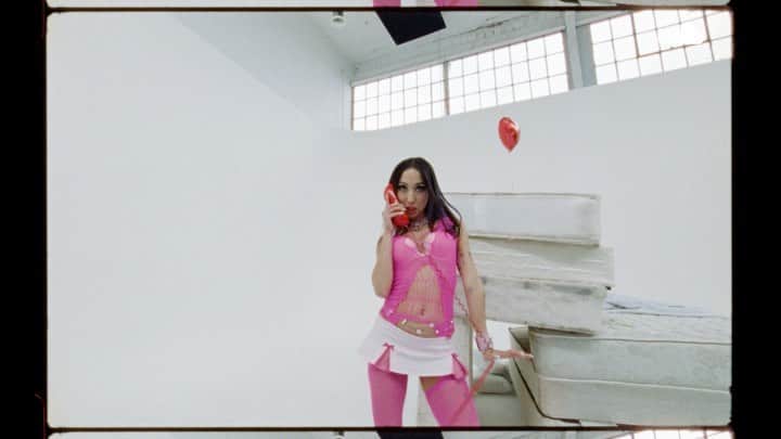 サウンドクラウドのインスタグラム：「After dropping an incredible debut EP in 2020, the talented songstress @isabellalovestory is back with more Latin pop anthems. ✨ Listen to the First on SoundCloud ‘22 honoree’s new song “Cherry Bomb” at the link in bio.」