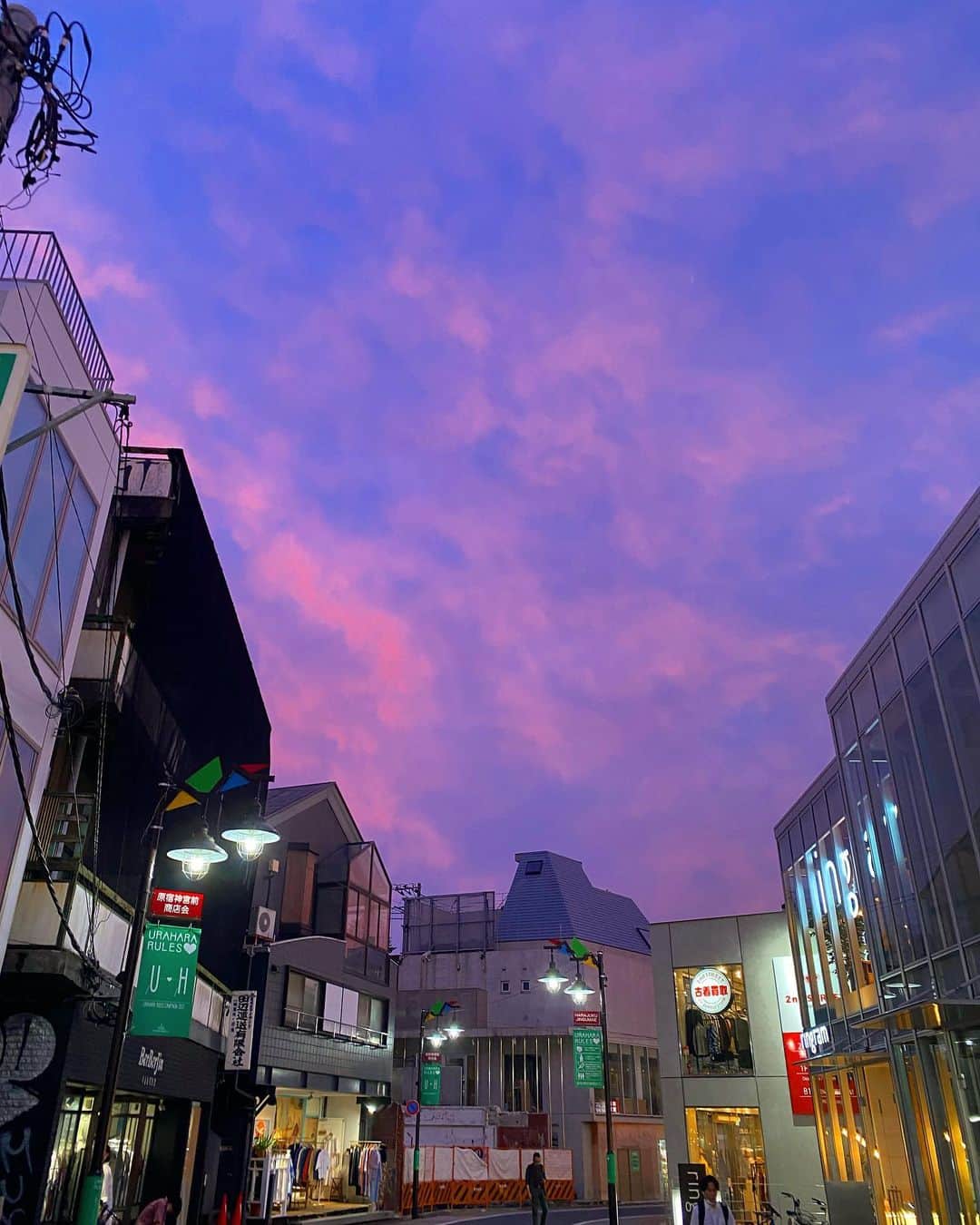 澤田友美のインスタグラム：「. 帰り道にこんなマジカルな色の夕空がうれしかった✨」
