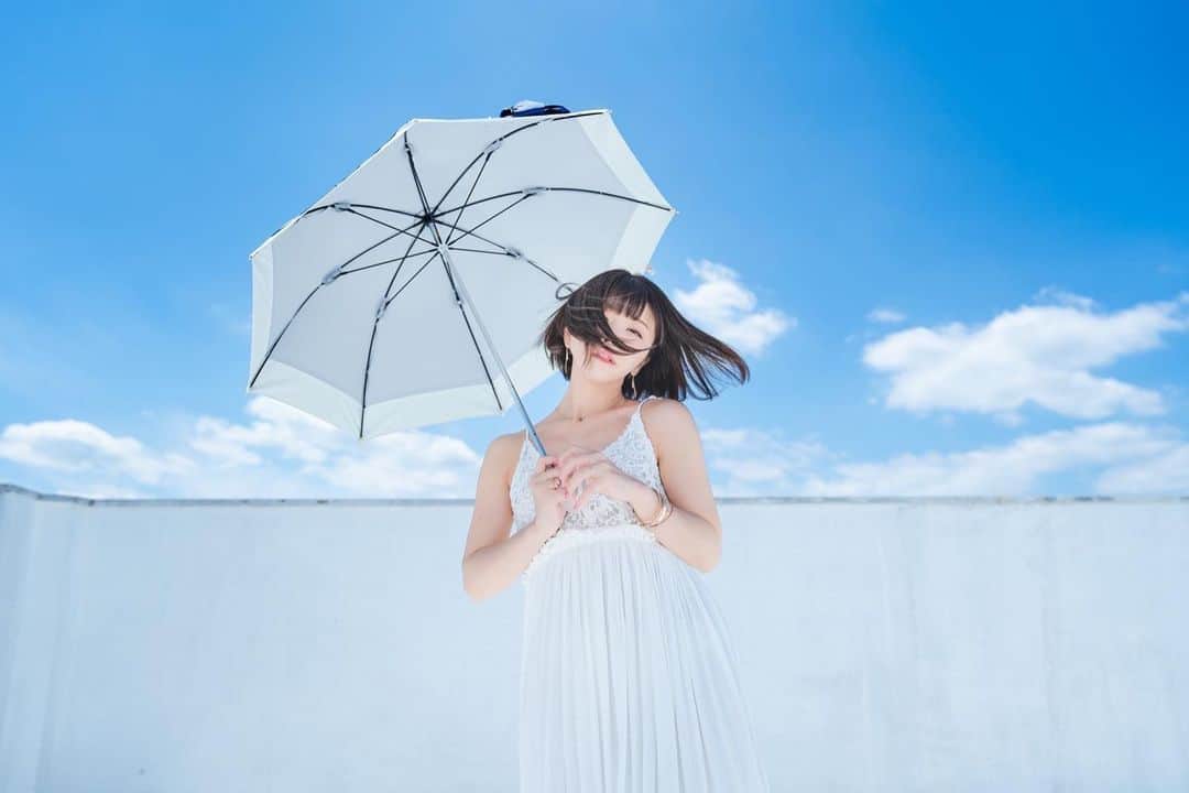 白波瀬ミキティ。のインスタグラム：「風。 . . . #bluesky  #青空フォト  #夏ポートレート #白ワンピース #shine #kawaiijapanesegirl  #fashiongram  #vogue  #voguejapan  #portraitmodel  #beauty_features  #그라비아  #미인  #미소녀 #섹시모델  #코스플레이어 #귀엽다  #셀프사진관  #cosplayer  #gravure  #tokyocameraculb  #vsco  #IGersJP #lovers_nippon_portrait  #IG_PHOS #indies_gram  #ポートレートモデル  #写真好きな人と繋がりたい  #インフルエンサー募集」