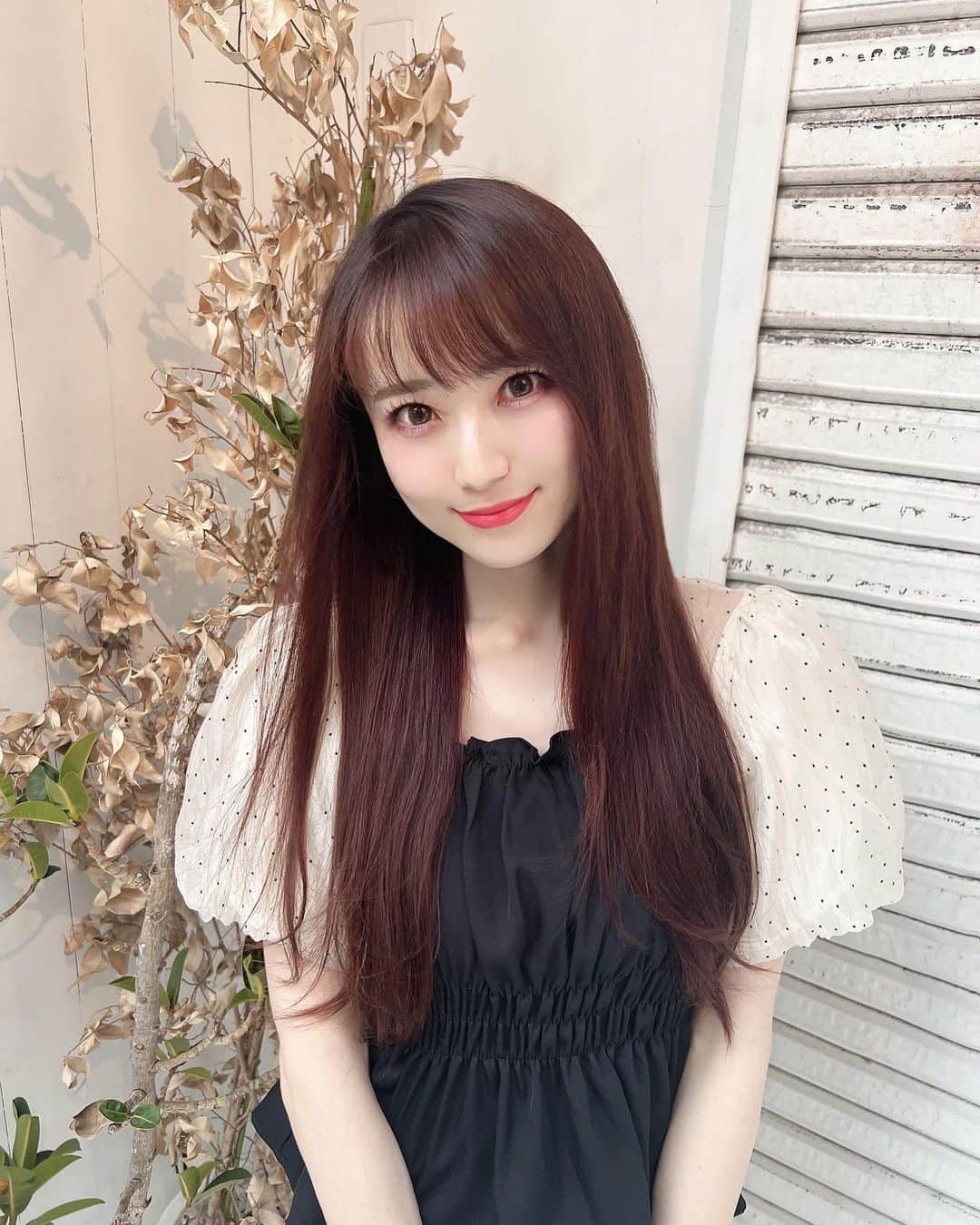 のインスタグラム：「ᵍᵒᵒᵈ ᵐᵒʳᐢⁱᐢᵍ ⛅ ・ この間Heartimで髪質革命カラーしてきたよ👩🏻 ・ ダメージヘアの人が皆サラサラになってて ずっと気になってたのだけどついに！✨  梅雨の髪の状態特に最悪で耐えられなかったから 触り心地よくなってほんと嬉しい🥹🫶🏻 ・ 傷みやすいから全体カラーも控えてたので 久々に好きな感じの色にできた🤍 ・ @heartim_katsu さん ありがとうございます☺️ ・ ・ ・ ・ ・ ・ ・ ・ ・ #hotping #heartim #美容院 #美容室 #髪質革命カラー #ダメージヘアケア #ダメージヘア #ストレートヘア #ヘアカラー #ロングヘア #梅雨対策ヘア #梅雨対策 #haircolor #韓国ファッション #japanesegirl #自拍」