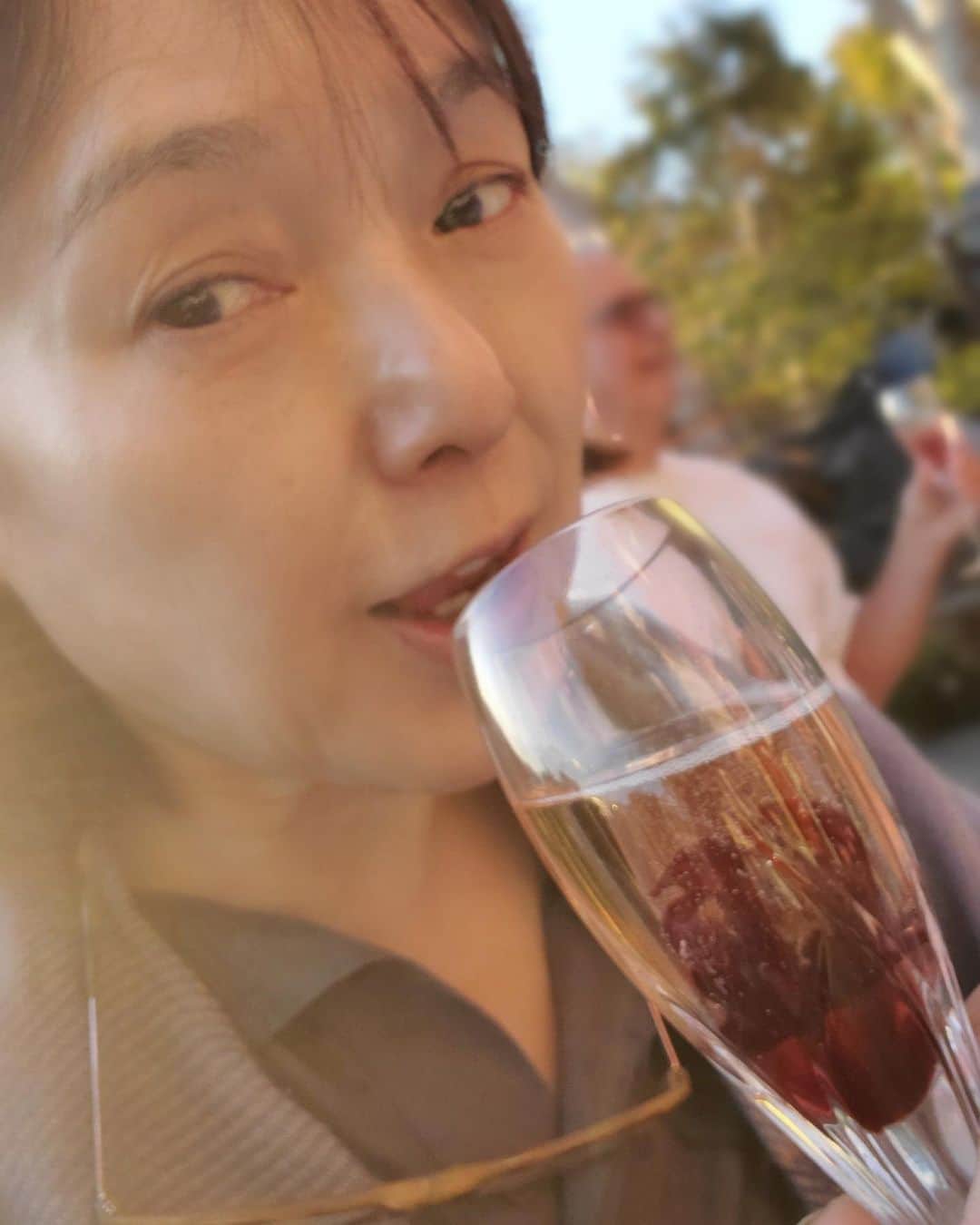 桃井かおりさんのインスタグラム写真 - (桃井かおりInstagram)「シャンパンに苺とか？ラズベリー？入れるとかはやってたんだが 🤪これハイビスカスの花🙄はまる美しいカクテル😇 #la暮らし」6月17日 11時36分 - kaori_momoi