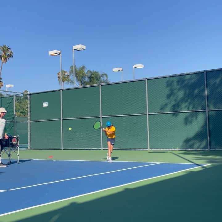 エリック・ウィンターのインスタグラム：「Love watching her work… endurance and hitting 😅 hope she continues to love playing this great sport 💪🏼🎾 #tennis #tennisgirl #vamos #10yrsold 🇵🇷 🇺🇸」
