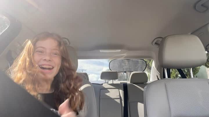 マリ・マリアのインスタグラム：「Quando sai da reunião e consegui convencer todos da minha loucura 🤣 te amo @mariavictoria_toria」