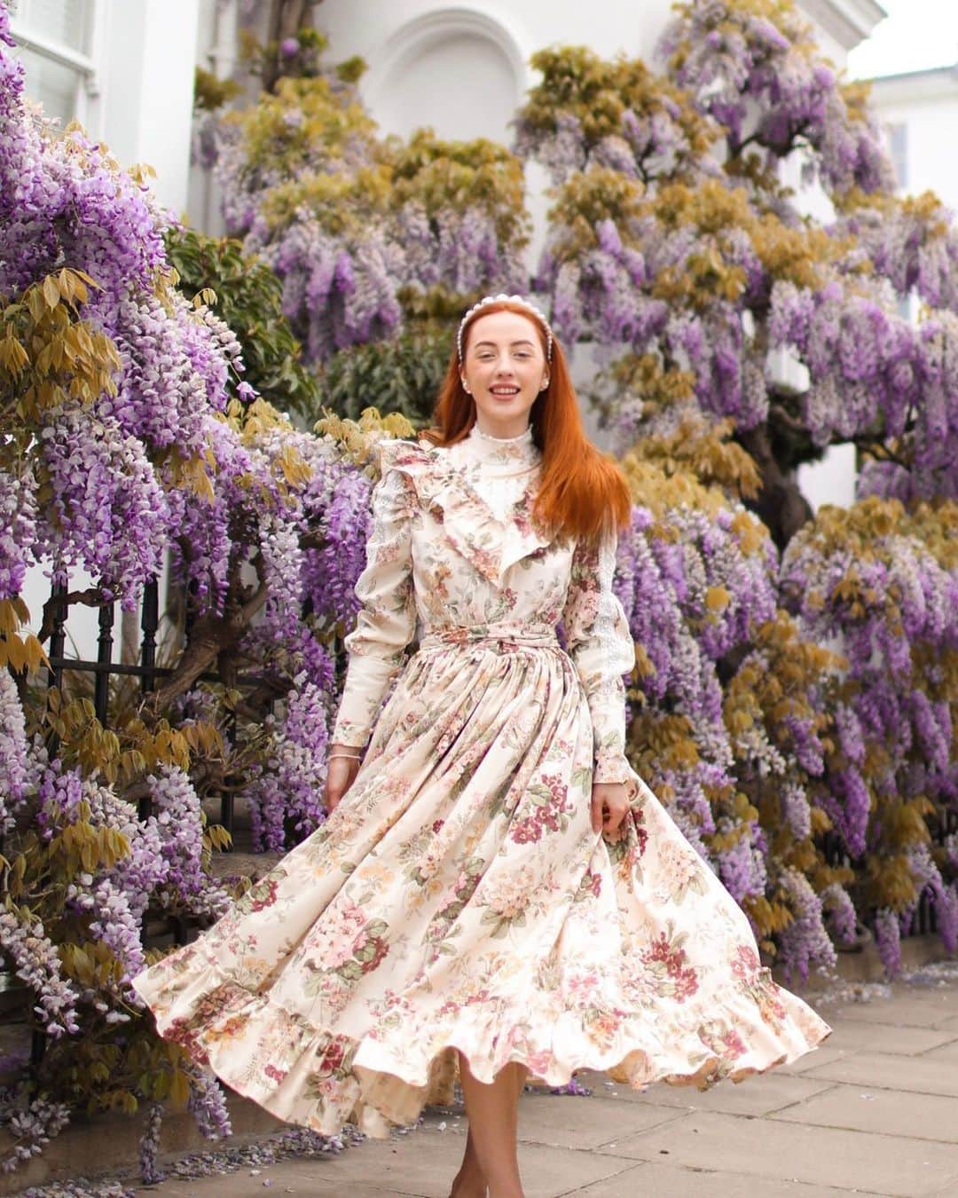 ベッキー・クルーエルのインスタグラム：「There’s no greater thrill than wearing clothes you have sewn yourself 👗💃⁣ ⁣ A few weeks ago I decided to finally make use of an old pair of vintage floral curtains 🏡⁣ ⁣ Heavily inspired by 70s Prairie dresses, in particular, vintage Laura Ashley, this dress features a standing collar, lace detailed yoke with frill, leg-of-mutton sleeves with lace panels and pearl buttons, and a mighty skirt which holds more than 5 metres of length 😱⁣ ⁣ There’s still things I would try and improve on if I could sew it all over again, but I’m focussing on enjoying the fruits of my labour and the peace I had when sewing it 🧘‍♀️⁣ ⁣ If you sew too - tell me - do you always have the fear that for some reason it’s all going to fall apart as soon as you leave the house and be left bare? Tell me I am not alone! 🫢⁣ ⁣ Thank you to @hellomissjordan for a gorgeous day out, and for helping take these photos 🌸」