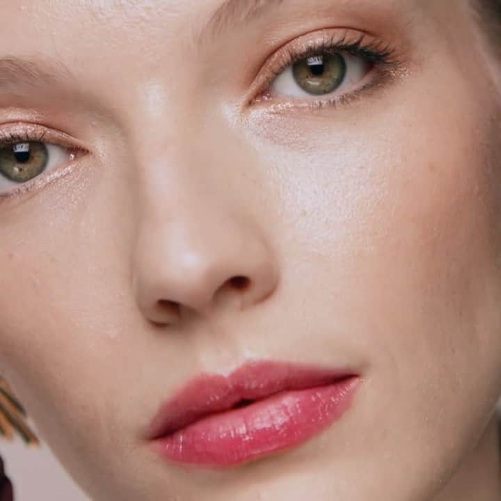 のインスタグラム：「The tint on everyone’s lips. With a dewy glow and nourishing hydration, Extra Lip Tint in Bare Raspberry is self-care you can layer on and carry everywhere.  #bobbibrown #extraliptint」