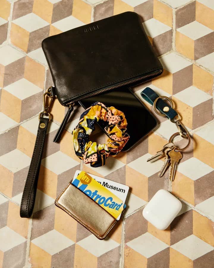 フィードプロジェクツのインスタグラム：「Meet the Leather Wristlet, a supple leather wristlet that pairs perfectly with our Everyday Leather Collection. Carry it on its own or use it as a pouch for accessories. It's a 2 for 1!! #25schoolmeals」