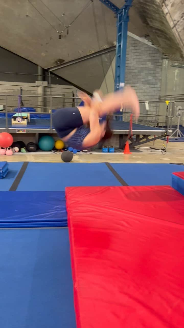 パメラ・ウェアのインスタグラム：「Flipping around with @thomasciprick .. I wish I had springs for legs😂 Comment which flip was your favourite!!!!  • #reel #reels #reelsinstagram #reeloftheday #diving #flip #flips #flipping #flippingaround #teamcanada」