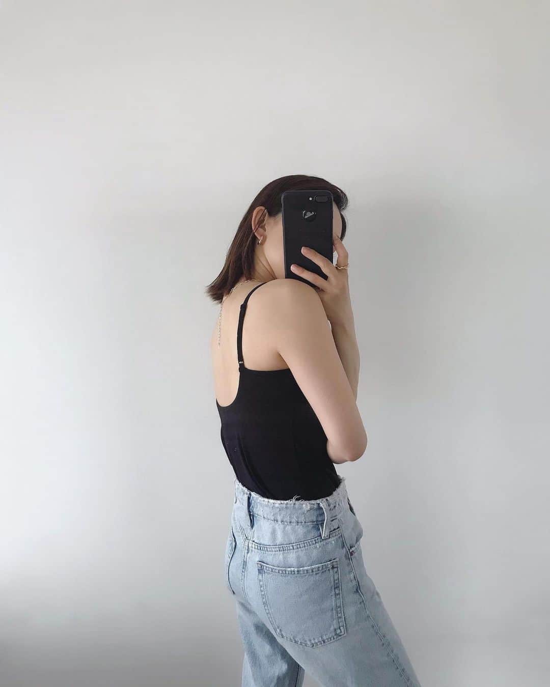 muua777のインスタグラム：「. ⁡ 背中が開いている服を着たいけど ⁡ 残念ながら若かりし頃に背中ニキビが酷く 今はシミのような痕となり残っている…泣 ⁡ （美肌加工を施し、誤魔化しました） ⁡ コロナ前に数回治療をして半分くらい 薄くなくなりましたが ⁡ 中途半端に中断してしまって…。 ⁡ 背中コンプレックスから抜け出すべく 治療を再開しよう！！！ ⁡ いつかきれいになったら ビフォーアフターを載せたいです😆 ⁡ ⁡ camisole… #uniqlo denim… #zara ⁡ ⁡」