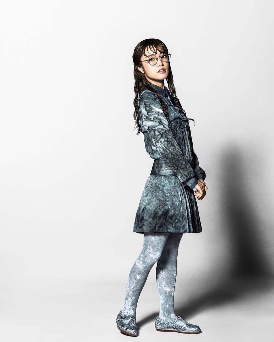 美山加恋のインスタグラム：「約2ヶ月の稽古が終了し 昨日、プレビュー公演初日を迎えました‼️  朝劇場に向かっている時、赤坂駅の巨大タイムターナーがある大階段のところで学生ローブを着て写真を撮ってらっしゃる方が沢山いて、 いよいよ初日なんだ…と実感。  初日のスタンディングオベーションは いままでみた光景の中で1番迫力があり、お客様の熱量がとても伝わってきました。  「マートル役受かりました！」とマネージャーさんから連絡がきたのが約一年前。 あの時の喜びが今はもっともっと増えてる気がします。 マートルになれて嬉しい。(…実は他にもまだまだいろんな役やっています😌笑)  膨大な数のきっかけ。 すべてが命懸け。  みんなが積み重ねていく物ひとつひとつがとても重要なのはもちろん、 私の精神的にも、このカンパニーのみなさんがいないと頑張れません。  どうかこの長い公演、みんなが安全でありますように。  そして日本で初めて舞台ハリポタを観劇されるお客様に、最高のサプライズが届けられますように。  アジア初、世界7カ国目の #舞台ハリポタ　 いよいよ走り出します！！🪄  今日は12時15分〜の回です！ 劇場でお会いしましょう！  #舞台ハリポタ #呪いの子 #harrypotter #ハリーポッターと呪いの子  #harrypotterandthecursedchild」