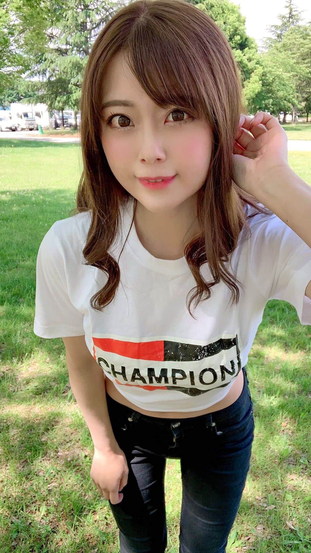 のインスタグラム：「山形出張❗️ 緑が綺麗な公園にて😊 帽子被ったり🧢✨  自撮り棒忘れた日でした🥹🥹  #チャンピオンガール #チャンピオンガール2022 #イメージガール #高身長　#高身長女子  #脚フェチ  #美脚になりたい 　#172cm #モデル　#撮影会　#被写体　#japanesegirl  #ビジョビ #レースクイーン #ラウンドガール」