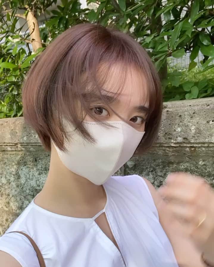 おのののかのインスタグラム：「＊ お気に入りの情報を詰め込んでみた🙆‍♀️  olive💚chocolat🤎lavender💜 の絶妙なヘアカラーに どこから見ても可愛いショート。 @eclat_yusuketokita さすがです🥰  @credona_official のパンツは 長めのトップスに合わせると めちゃくちゃ細見えします🙏💕  そして ずっと欲しかったアンティークの時計🕰 1950年代のもので、エクスプローラーと 同じデザイナーさんというお話に 惹かれてしまいました、、✨ どんな人が着けていたんだろうなぁ。✨  あぁ、しあわせ🥹❤️る」