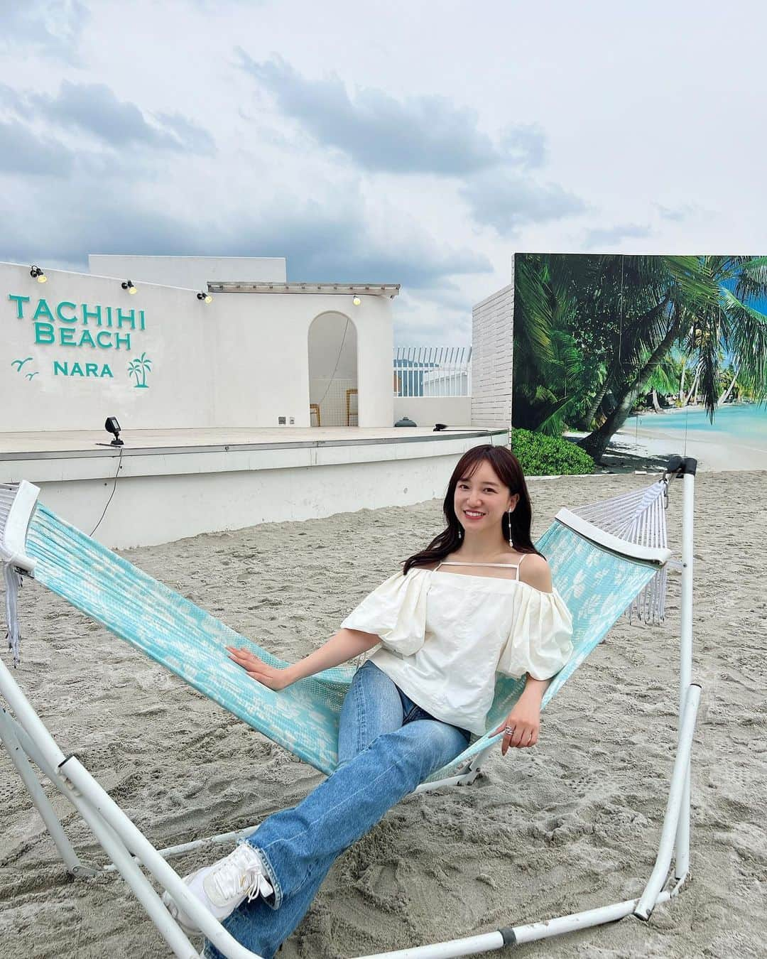 森川侑美のインスタグラム：「梅雨間のリゾート気分🏝🪸🫧☺️  友達に誘ってもらって奈良のミ•ナーラ屋上にある タチヒビーチへ🏕☁️  BBQして🍖ハンモック乗って🚣🏻‍♀️ 語らって語らって語らって🗣 館内で食材お買い物して屋上で遊べるから 効率よく短時間で濃い思い出になったね😂♡  性格が男前な友達が多いおかげか(？) 私も最近よく男前だと言われる機会が増えたよ笑 いつもありがとう❣️❣️  #ハンモック は#筋トレ #ミナーラ#ミナーラ奈良#奈良観光 #タチヒビーチ#BBQ #梅雨#雨天決行#屋根ありビアガーデン」