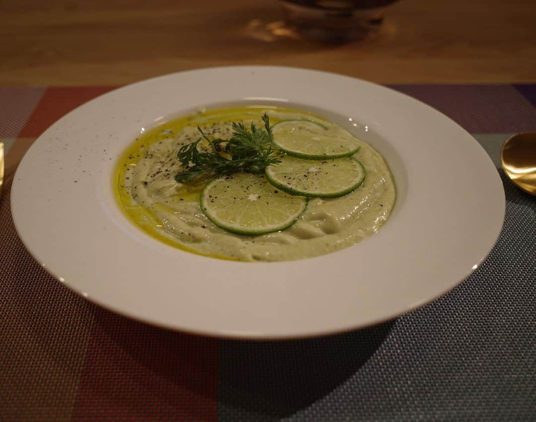 内山理名さんのインスタグラム写真 - (内山理名Instagram)「前菜はアボカドスープ🥑🌵  お料理上手な方からブレンダーを頂き、るんるんしながら作りました。  ハンドブレンダーブランドNo.1の「ブラウン」だったら栄養価の高いアボカドの種もクリーミーに♡   量の多いスープでしたらバイタミックスで。少量だとハンドブレンダーがとても使いやすい！  自宅のキッチンは、友人達からの贈り物で愛が沢山詰まっている大好きな場所です。  #アボカドスープ」6月17日 19時57分 - rinauchiyama_official