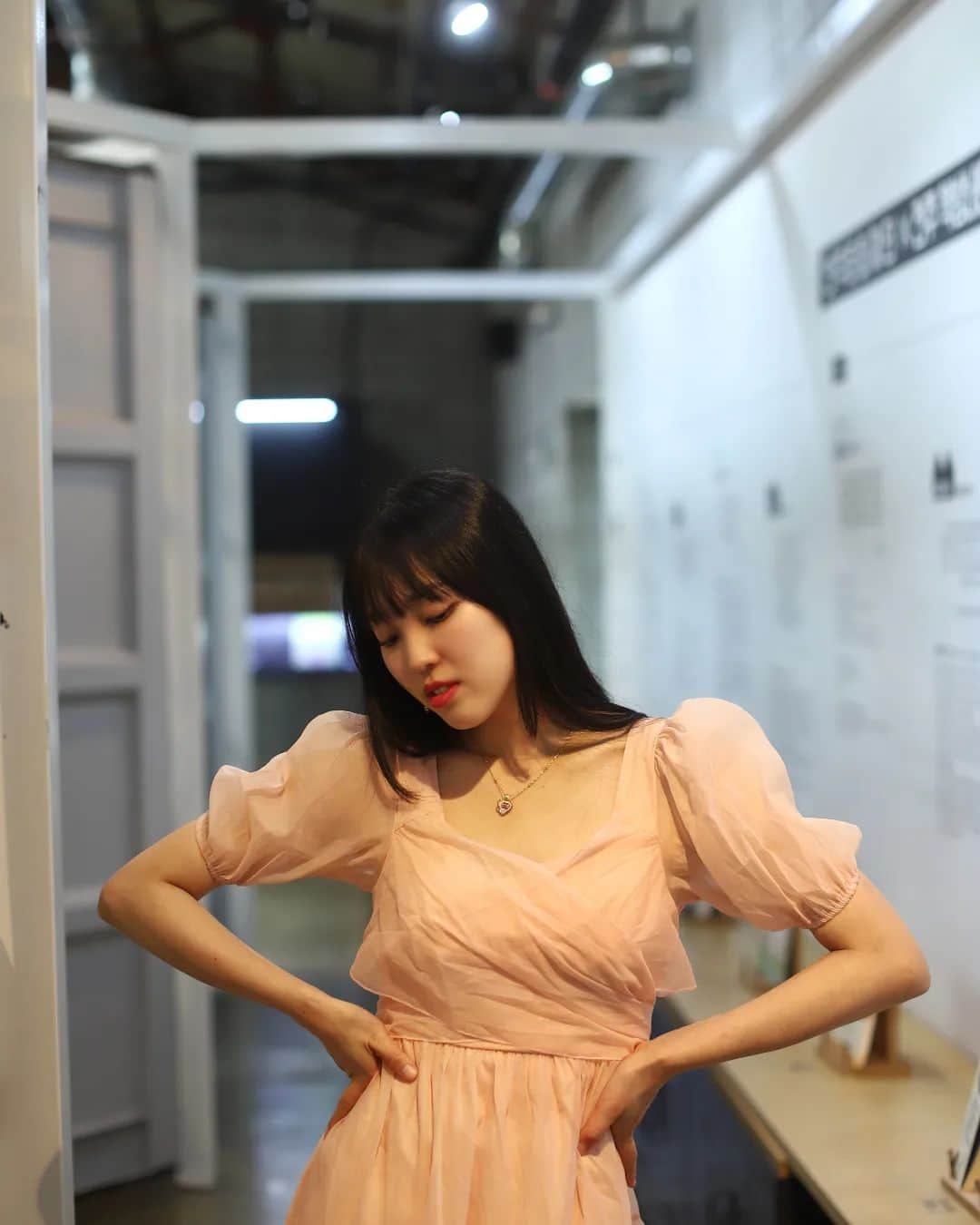 Photographer_善甫(선보)のインスタグラム：「여름은 밤이 늦게 물든다 불빛이 스믈스믈 드리워지는 바로 지금 🌃」