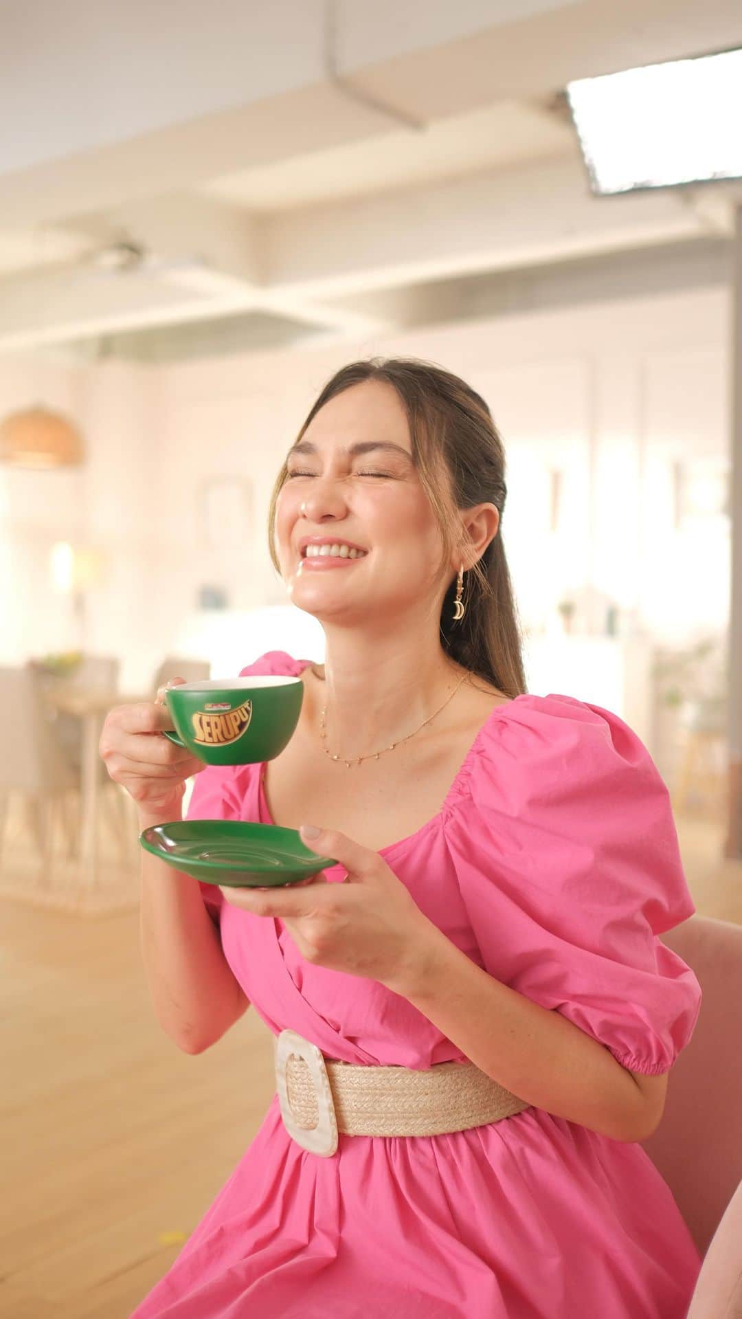 ルナ・マヤのインスタグラム：「Serunya Tradisi Kopi Asli Indonesia !!  Ini kopi pilihanku, Kopi Seruput! Perpaduan khas kopi dan susu dengan Cita Rasa Original Kopi Asli Indonesia !!  Tungguin Keseruan Seruput Kopi bersama aku dan @mariseruput !!  #KopiSeruput #MariSeruput」