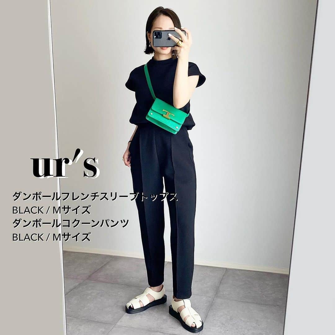のインスタグラム：「2022.6.17  前にも投稿した @urs_official のお気に入りのトップスとパンツ。  ホワイトが可愛すぎたのでブラックも🖤  シンプルなのにモダンで着映えするデザイン🌿🥺  ダンボール素材でシワになりにくくて、バックファスナーだから着脱もしやすい✨  ホワイトは上下ともSサイズを選んでギリギリのサイズ感だったので、今回は上下ともMサイズに。  特にパンツ、無理なく綺麗なシルエットで履けて正解だった🫢  tops,pants #urs#urs_styling#urs_official bag #tods shoes #therow  #ユアーズ#タイアップ#ダンボールフレンチスリーブトップス#ダンボールコクーンパンツ#春夏コーデ#着回しコーデ#毎日コーデ#カジュアルコーデ#ファッション #骨格ナチュラル#イエベコーデ#イエベ春」