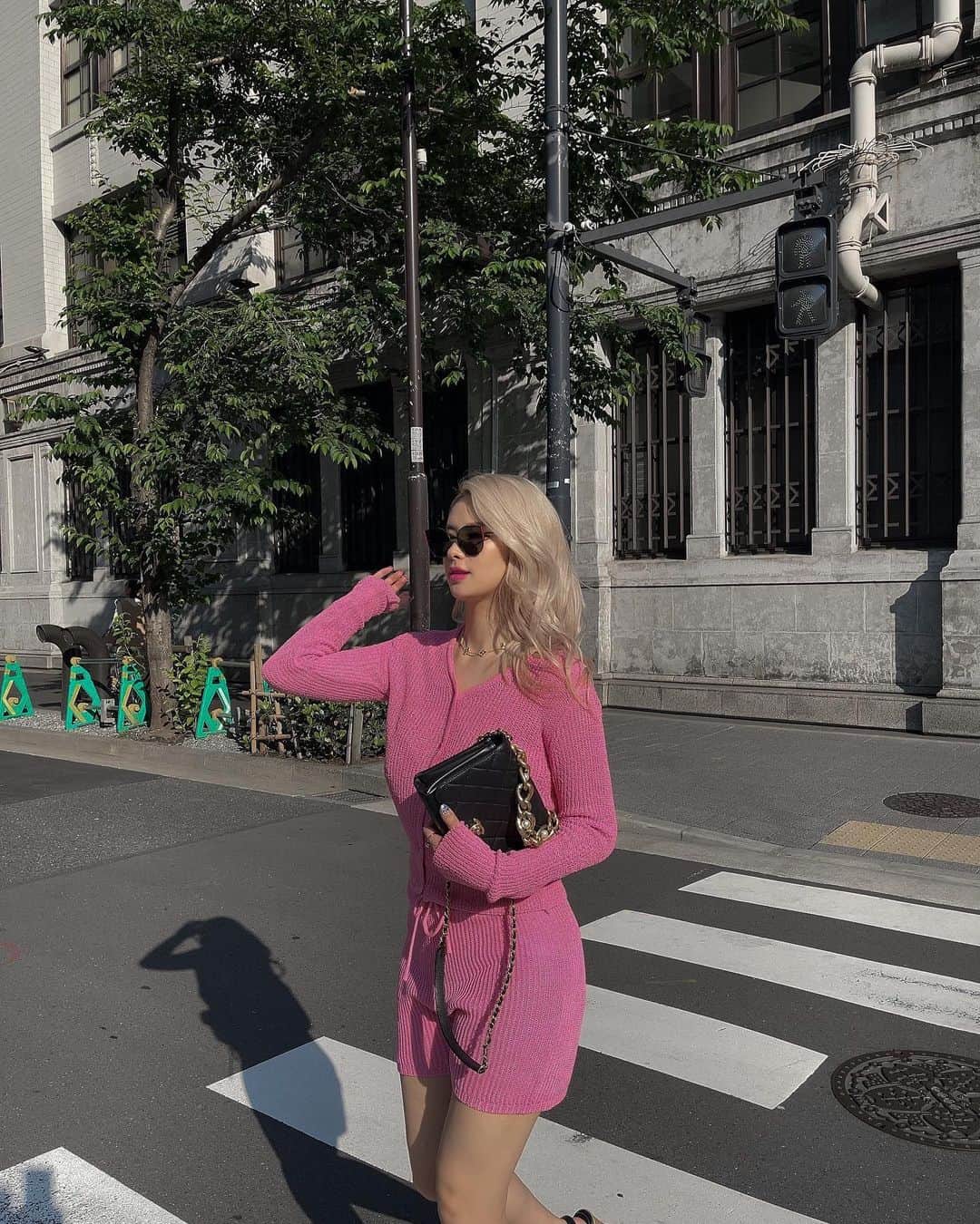 ウナさんのインスタグラム写真 - (ウナInstagram)「💖💖  今週販売開始する サマーニットセットアップ😙💓  ウナが大好きなピンクと黒があって みんなどっちが好きだろう？🤔🤔  シースルーになってるから 水着と一緒に着たりも出来るし キャミソルを中に着たりするのがいいかも☺️  #韓国ファッション #韓国コーデ #セットアップ #セットアップコーデ #ピンクコーデ #ブラックコーデ #unachi #unachistyle」6月17日 20時22分 - xtrina2