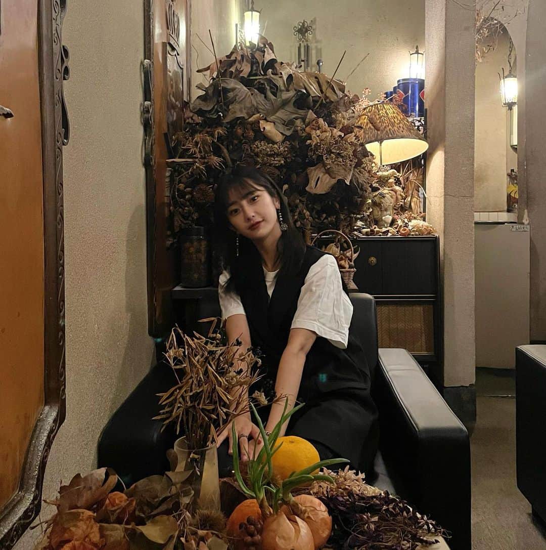 大西陽羽のインスタグラム：「おばあちゃんが1人で営んでるカフェがお洒落すぎる。🥀 ・ ・ ・  #石川カフェ  #金沢カフェ  #カフェ巡り  #カフェ部  #カフェ活  #ドライフラワー  #モノトーンコーデ」