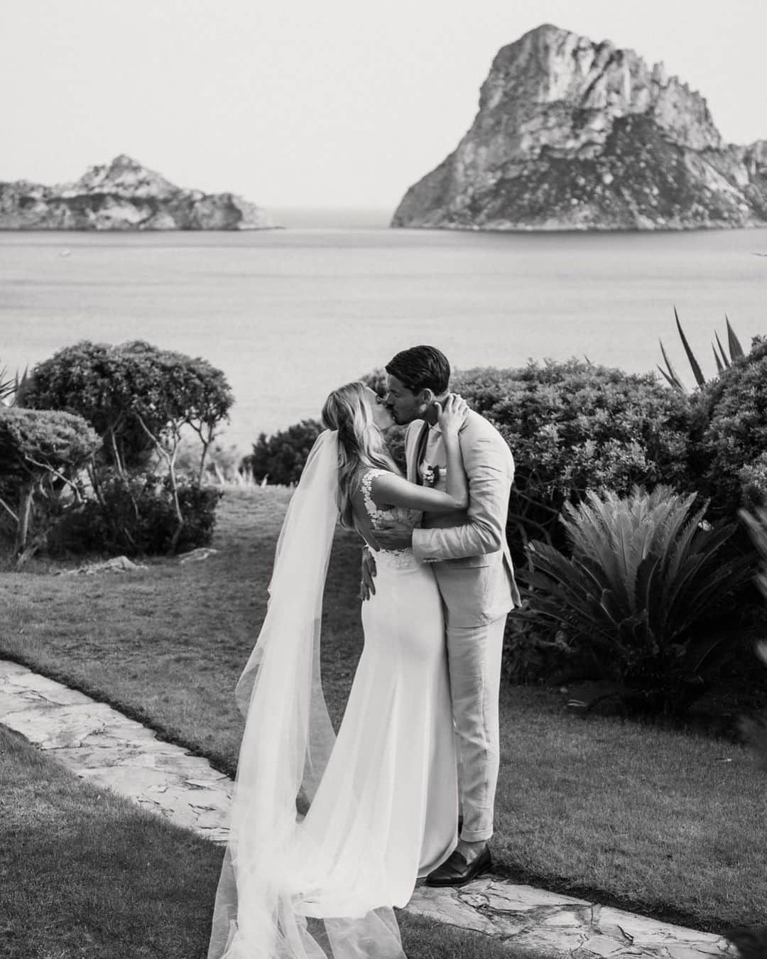 マルコ・ファン・ヒンケルのインスタグラム：「Finally we got to celebrate our wedding with our loved ones, most special days ever 🤍」