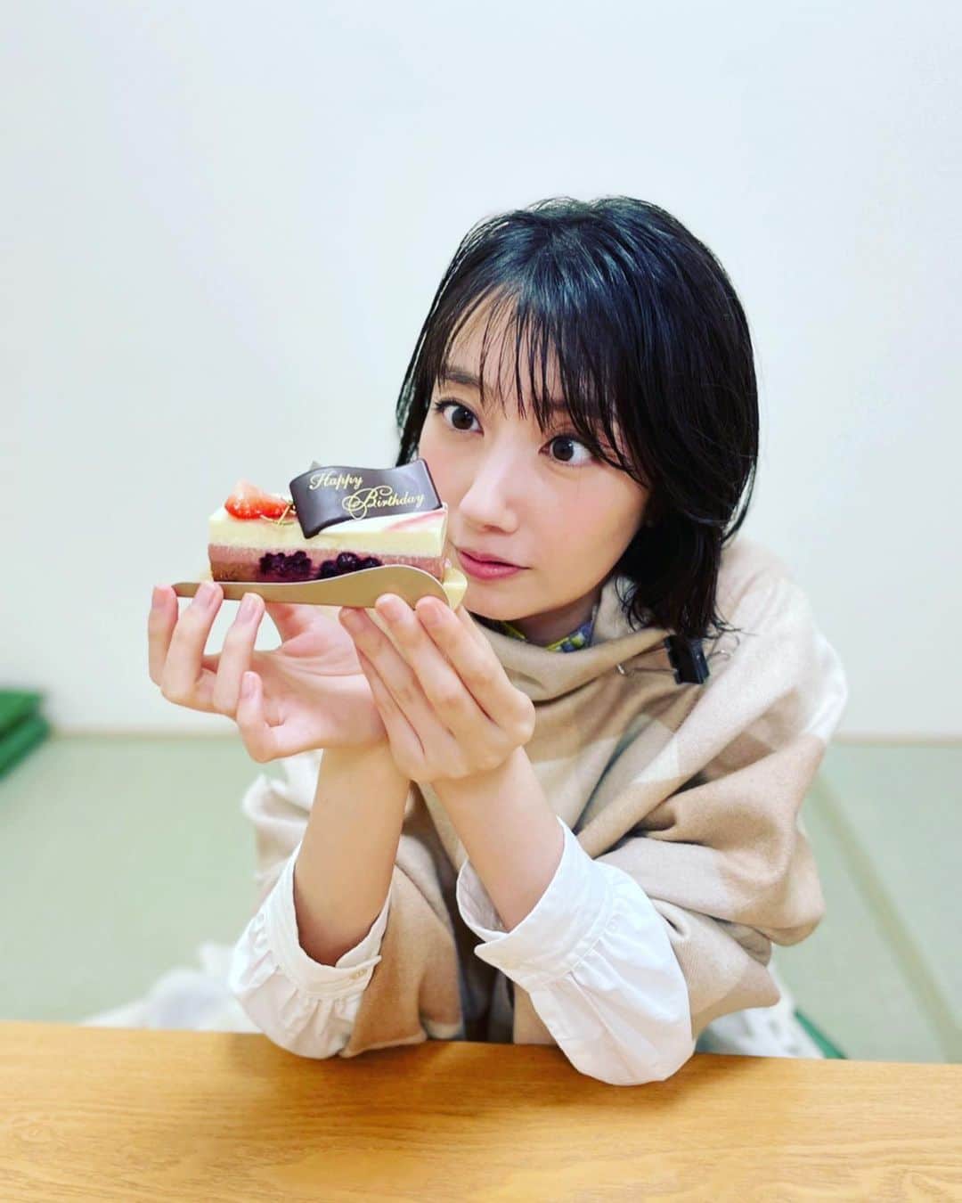 波瑠のインスタグラム：「あたたかい皆さんのもとでまたひとつ年をとりました。 本当にありがとうございます。 頑張ってきてよかったねあんた！！ 自分にそう言ってあげたいくらい 周りにいる人たちが本当に優しいです。 笑顔を大事に、皆さんに優しさをお返しできるように頑張ってまいります。  あ、魔法のリノベ撮影してます。 これからインスタもがんばります。  すぐ食べ物飛ばすから前掛け必須でして、 昼食後に靴下にカレーが飛んでいたこともあったなぁと思い出しました。去年の夏のことでした。」