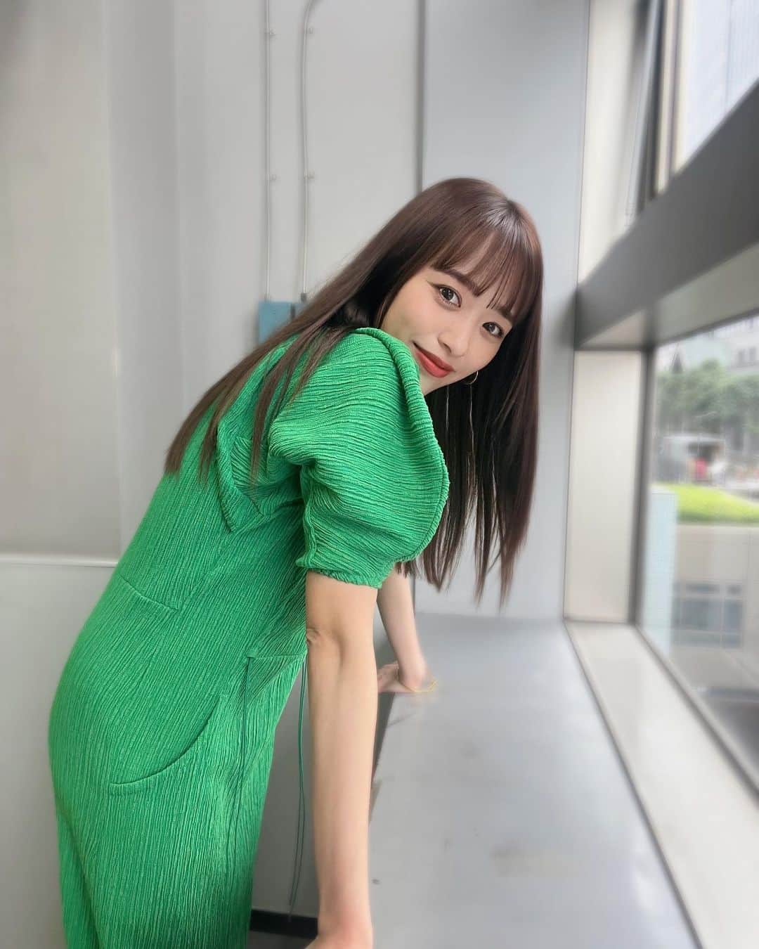 近藤千尋のインスタグラム：「ラヴィットの日は カメラを向けられると いつもラヴィットポーズしてしまう。笑🐰💕 念願のなすなかにしのお二人にも会えて たくさん笑った朝でした🥰 今日はピーマン🫑衣装ですー♥️ グリーンすき🤍🤍🤍 明日は休みだから久々にお酒でも飲もうかな✨うふふ  皆さんも一週間お疲れ様でした✨✨✨ 素敵な週末を💕  ウェア @maisonspecial_women  アクセサリー @graey_official @crestare_official  シューズ @charleskeith_jp」