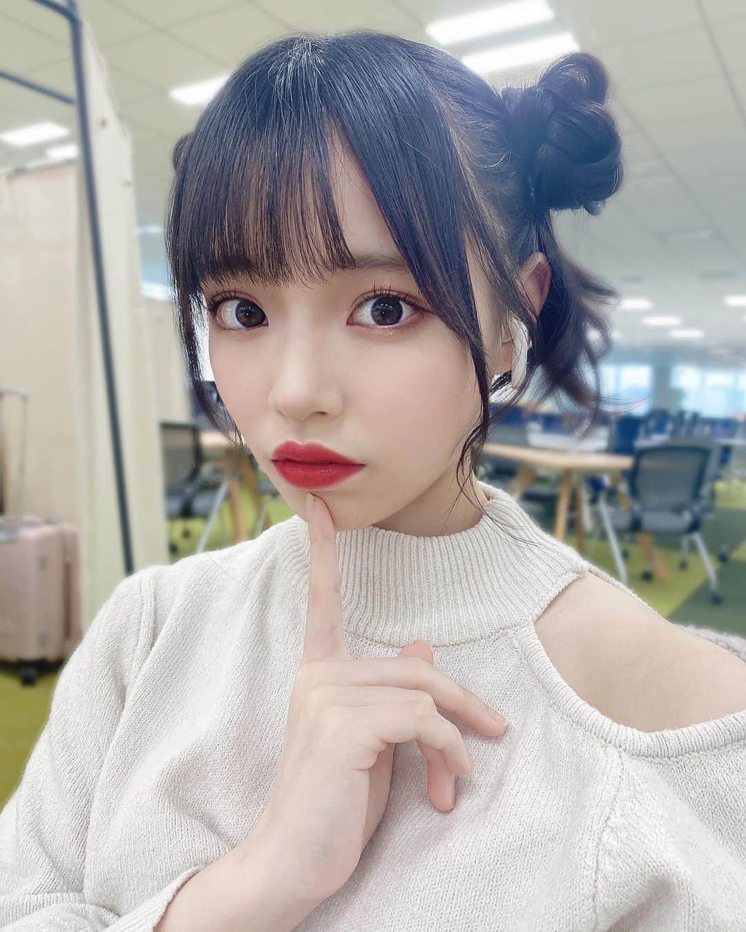 岩田陽菜のインスタグラム：「珍しくつよつよなメイク〜💄 📞✨ ⁡ ⁡ #メイク#make#赤リップ#ヘアアレンジ」