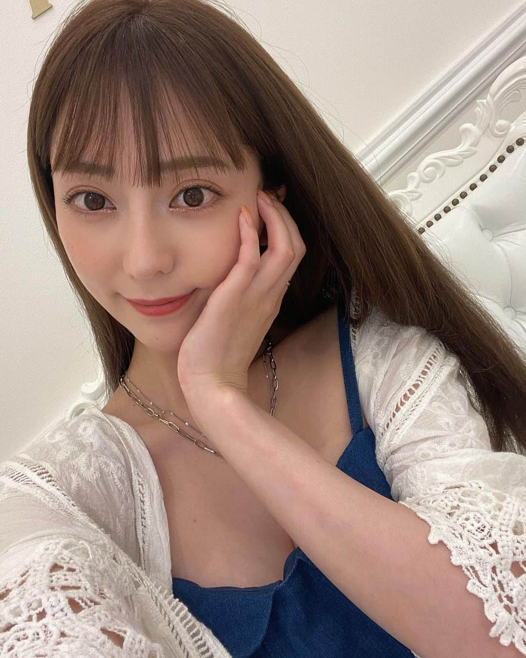 堀尾実咲のインスタグラム：「❤️❤️❤️❤️❤️❤️❤️❤️❤️   @aclinic_shinjuku  戸田先生( @aclinic_toda ) で 1day小顔脂肪吸引受けてから1週間が経ったよー！ きゅっと輪郭が引き締まった感じがする☺️ 痛みもなく快適だったよ👶 メイクするのも楽しくなった💄 小顔になりたい方におすすめです🍀  次は美肌効果のあるはちみつ注射とかやってみたい🍯  #aclinic #aクリニック #エークリニック #aclinic銀座 #aclinic横浜 #aclinic新宿 #aclinic名古屋 #美容外科 #美容皮膚科  #1day小顔脂肪吸引 #1day小顔 #脂肪吸引 #小顔 #美肌 #二重あご #フェイスライン  #糸リフト #aスレッド #顔痩せ #部分やせ #小顔整形 #小顔になりたい #横顔美人 #戸田貴之」