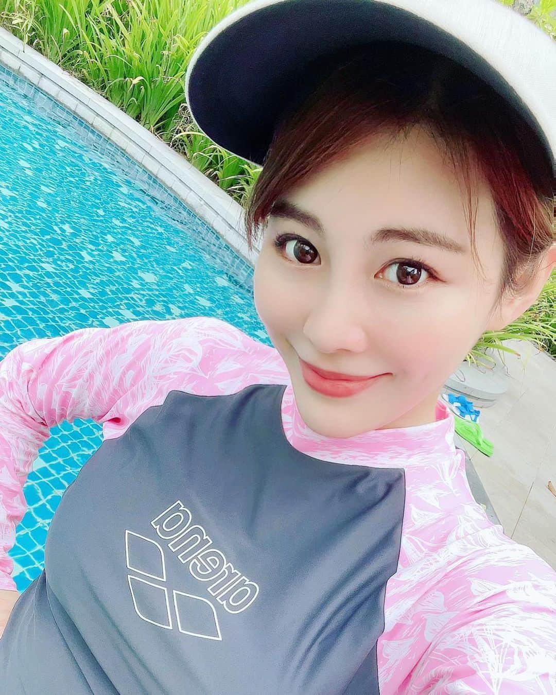 美馬怜子のインスタグラム：「マレーシアでは、宗教の関係と強すぎる日差しからお肌を守るため、露出控えめな水着が主流のようです🫣❣️  こっちに来て、5キロも太ってしまった私には好都合ですが笑笑💦 日焼けもしたくないしね🌞  でも、いつかまたビキニを着られるように、そろそろ食べてばかりの生活から脱しようと思いここに宣言しまーす‼️🤭  （マレーシア料理美味しいからなぁ、、、頑張ります😁💦）  #マレーシア生活 #長袖水着✨ #日焼け対策 #ダイエット仲間募集 #クアラルンプール #malaysia #heltylife #kualalumpur #ilovemalaysia」
