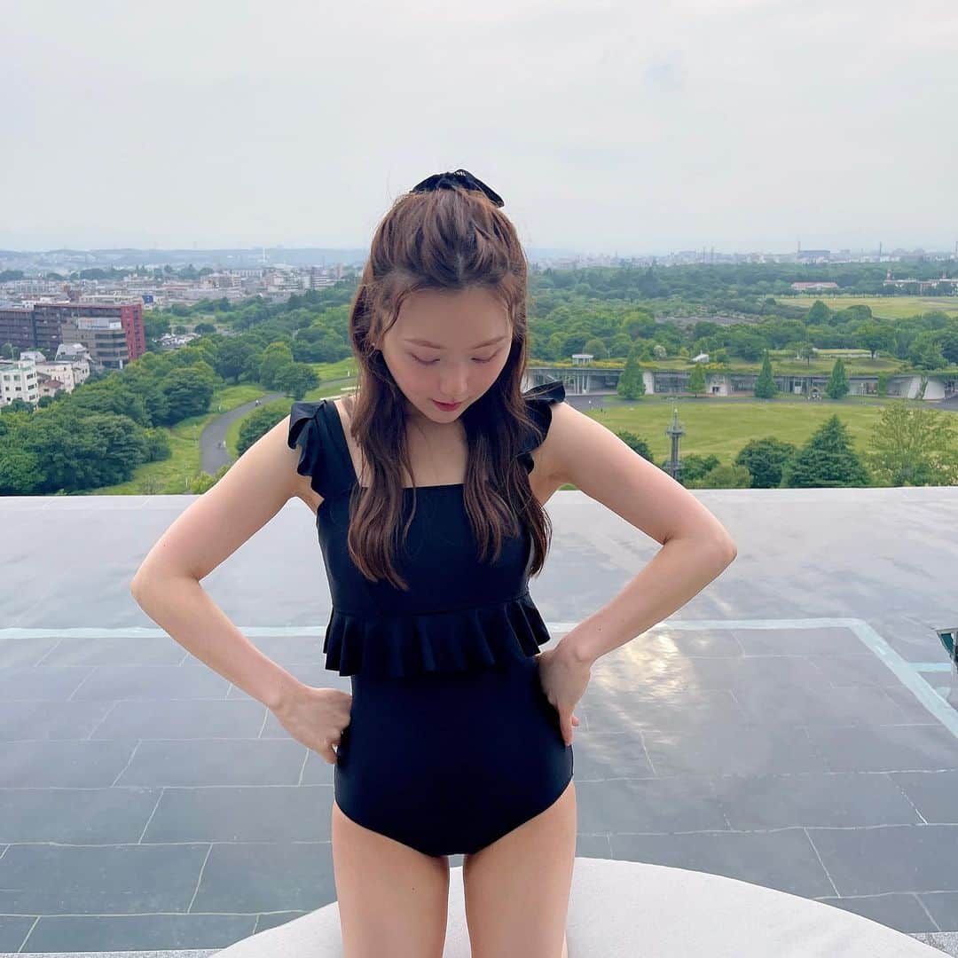 ひよんのインスタグラム：「👙🖤  9unqの水着やっぱりかわいい🥺💕 これは初めて見せるものかも！ この前載せたグリーンの色違いだよ😆💚  7/2販売です💛  #ひよん #9unq #水着 #スイムウェア #」