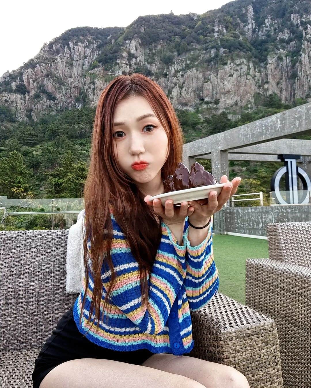 우~~사기다のインスタグラム：「앙! 산방산케익 한입에 끝!」