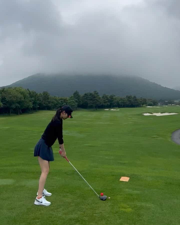 クォン・スジョンのインスタグラム：「⛳️  #엘리시안제주 #골린이 #맹연습」