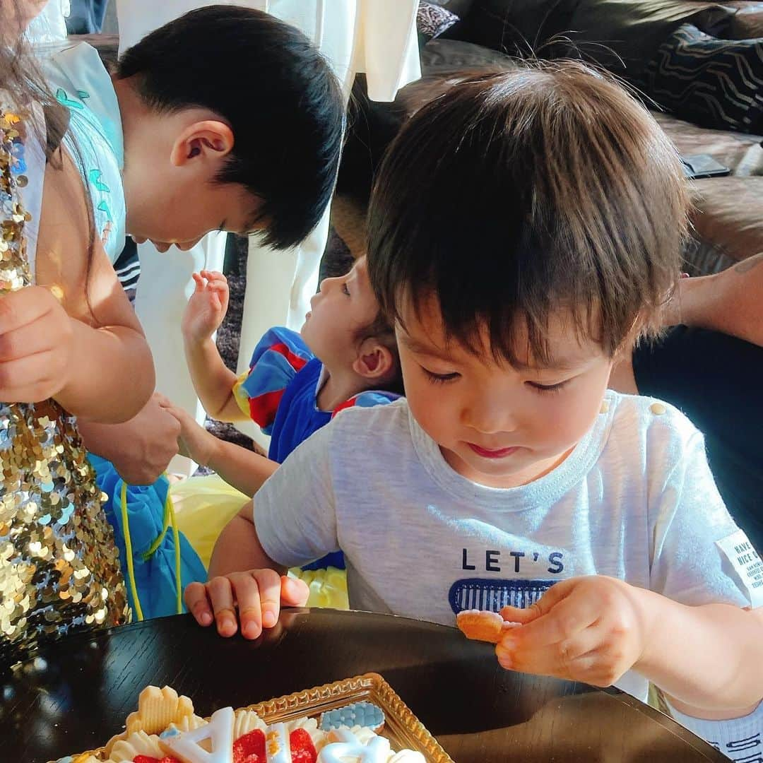 赤谷奈緒子さんのインスタグラム写真 - (赤谷奈緒子Instagram)「先週末に大阪へ🚄🧡 . . 👶ちゃん3歳お誕生日おめでとう🎂💕 . . 子供だらけのbirthdayに誘ってもらえて👶くん本当楽しそうでした☺︎🧡 . . @nanaka0118  @saayaamam  全然ゆっくり話せなかったけどw、久しぶりに会えて嬉しすぎた☺️♡ . ぐっさんもいつ会っても綺麗すぎて4人も子供がいるなんて信じられない😮‍💨🥺w . . ななちゃん、準備やら色々と本当ありがとう🥰 . . #大阪#happybirthday#女の子はやっぱりプリンセス好きなんだね💕#可愛いすぎた♡」6月17日 12時38分 - naokoakatani