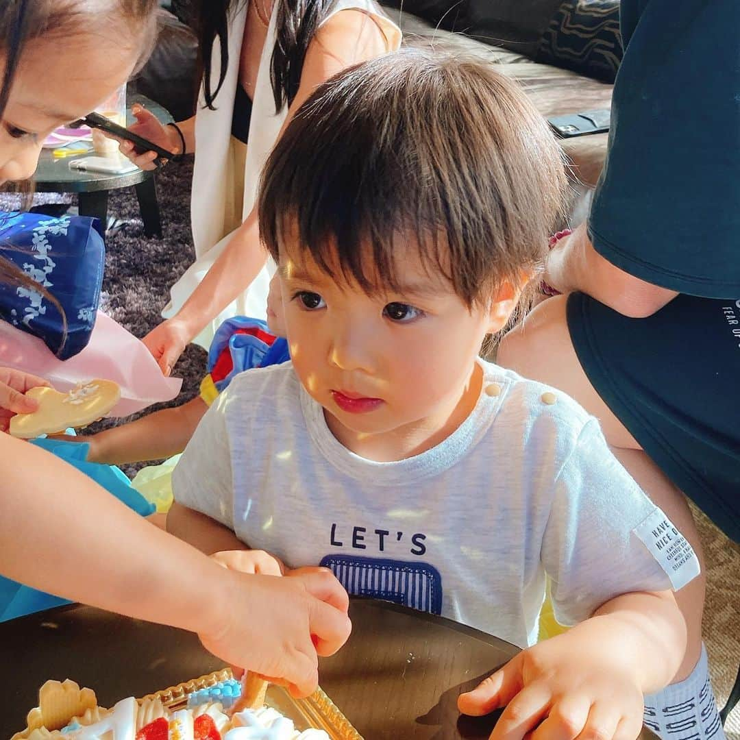 赤谷奈緒子さんのインスタグラム写真 - (赤谷奈緒子Instagram)「先週末に大阪へ🚄🧡 . . 👶ちゃん3歳お誕生日おめでとう🎂💕 . . 子供だらけのbirthdayに誘ってもらえて👶くん本当楽しそうでした☺︎🧡 . . @nanaka0118  @saayaamam  全然ゆっくり話せなかったけどw、久しぶりに会えて嬉しすぎた☺️♡ . ぐっさんもいつ会っても綺麗すぎて4人も子供がいるなんて信じられない😮‍💨🥺w . . ななちゃん、準備やら色々と本当ありがとう🥰 . . #大阪#happybirthday#女の子はやっぱりプリンセス好きなんだね💕#可愛いすぎた♡」6月17日 12時38分 - naokoakatani