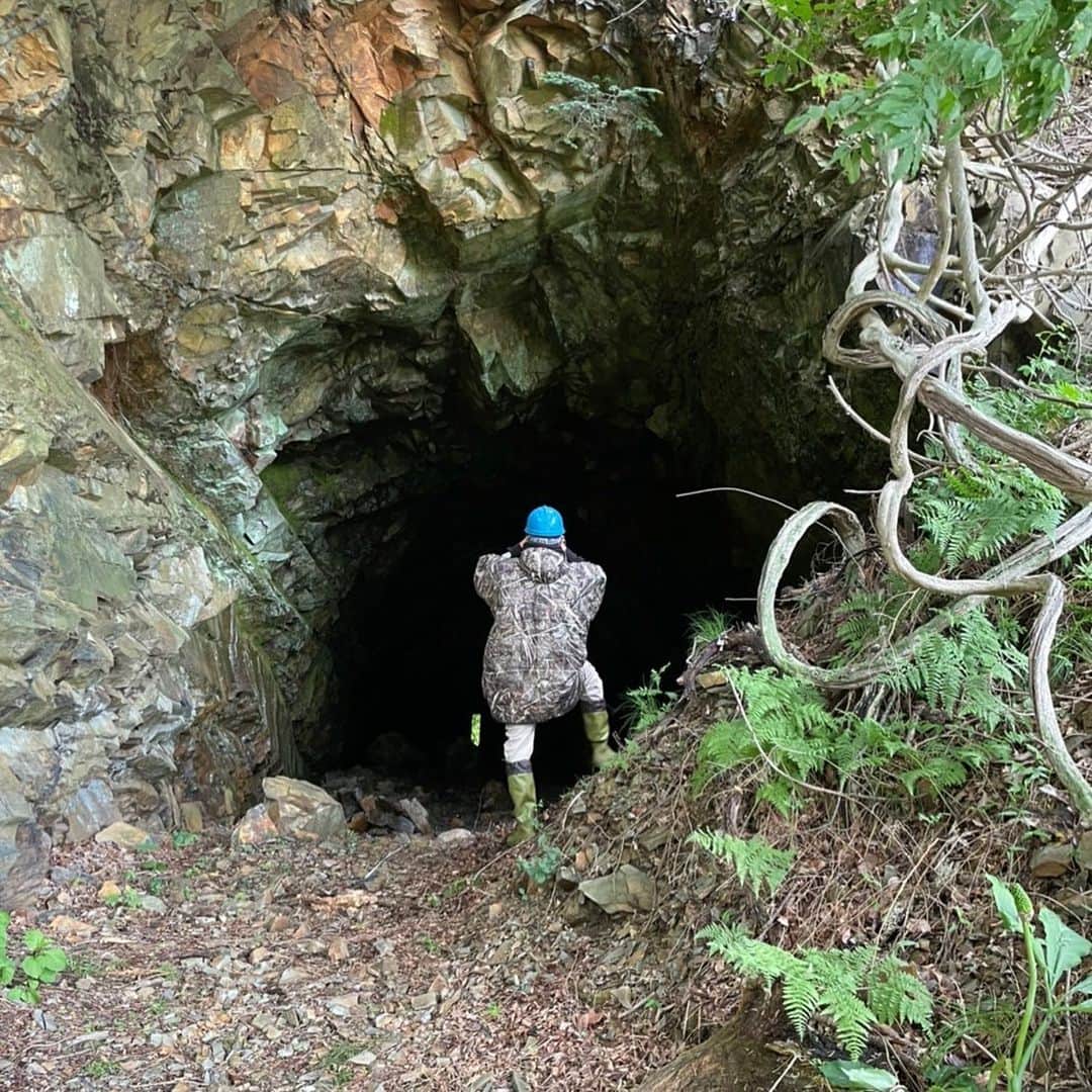 伊勢谷友介さんのインスタグラム写真 - (伊勢谷友介Instagram)「ヘルメットと長靴と双眼鏡。 探検隊長やってきた。 仙台だぞ。 洞窟だぞ。 真っ暗だ。 何か見えるぞ！ あなたには何が見えますかね。 観に来てもらえる場所になりますよ。 お楽しみにwww  #adventure #cave #discover」6月17日 12時34分 - iseya_yusuke