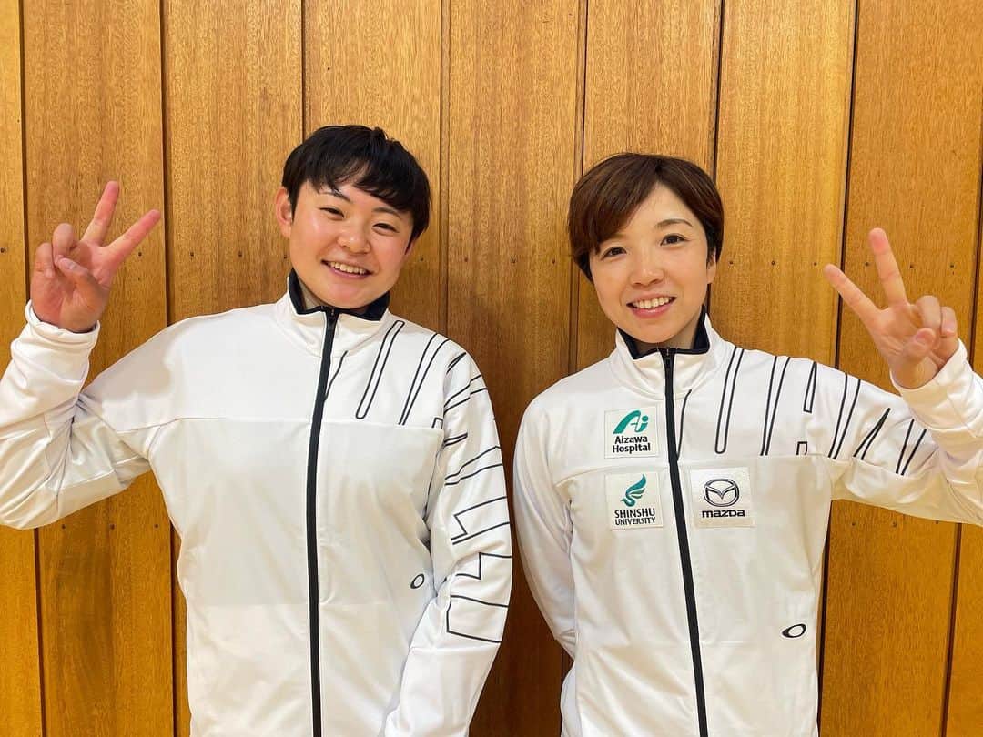 小平奈緒のインスタグラム：「今シーズンのトレーニングを再開して、約2ヶ月が経ちました。 お陰様で、とても順調です🤸🏻 平昌五輪後に、身体のあちこちに現れた違和感もほぼほぼ解消され、北京五輪直前に負傷した右足首も、機能改善のその先へ登ろうとしています。  実は、春から昨年信大を卒業した後輩をマネージャーに迎え入れ、相澤病院所属の一員として一緒に活動しています。主に、トレーニングのサポートや、取材や講演、イベントなど一緒に動いてもらっています。  シュールな笑いが好きなタイプで、私のちょっとした呟きにも、面白おかしく付き合ってくれます。 今は、まさに様々な現場を経験しながら学び、大きく成長しようとしています。 今年度は、リンクやイベントなどで、私の近くでニコニコモジモジドキドキしながら活動します。 どうぞよろしくお願いします🤲  #Supported #相澤病院 #信州大学 #マツダ #Mazda #甲信マツダ #つちやみのり #実ある一年に #OAKLEY」