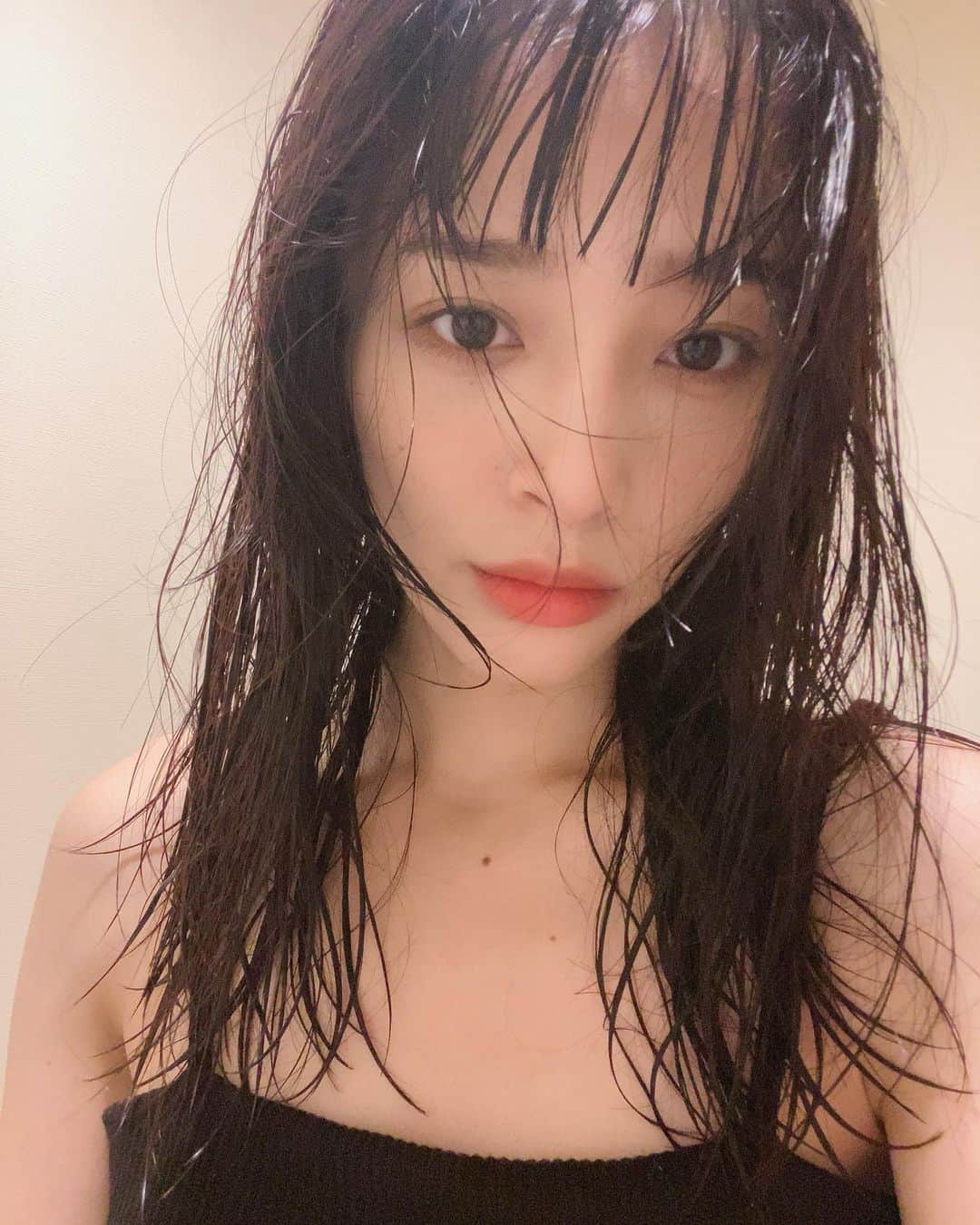 神部美咲のインスタグラム：「仕事の合間にシャンプーだけする奴。🧴 オン眉😎」