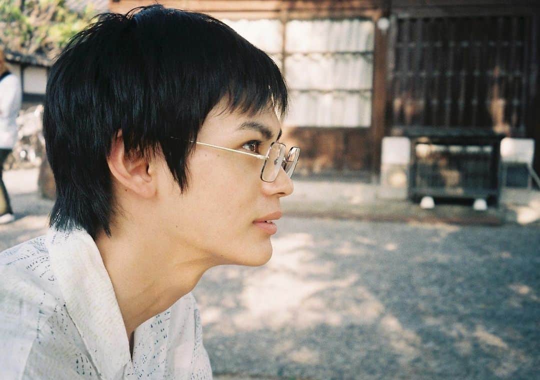 神尾楓珠のインスタグラム：「映画『恋は光』 本日公開です！ オール岡山ロケで画がすごく綺麗です！ そしてビジュアル含め、 見たことない神尾が見られると思います。 ぜひ劇場に行って 自分なりの''恋の定義"を探してみてください！ #恋は光」