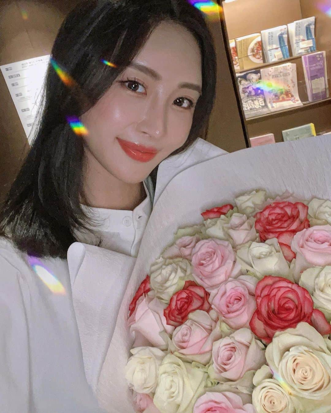 MIYABIのインスタグラム：「いくつになっても、花束は嬉しいものだよね💐」