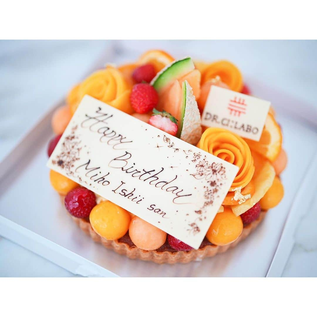 石井美保さんのインスタグラム写真 - (石井美保Instagram)「素敵過ぎるバースデーケーキでお祝いしていただきました。 盛り盛りフルーツが芸術的でナイフが入れられませんね😋😅 @drcilabo_official 様ありがとうございました😆」6月17日 13時32分 - miho_ishii