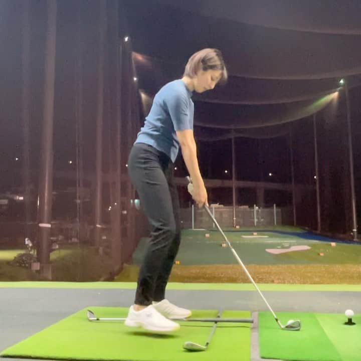 林田雪菜のインスタグラム：「ゴルフ ちゃんと始めました🏌️‍♀️ 使うのはまだ7番のみ、ひたすら基礎🥹 正しいフォームを身体に覚え込ませるスタイル✌️ ショート？の練習も始めたよ🫰 （専門用語全然理解できてないやつ）  #ゴルフ #打ちっぱなし #ゴルフ女子 #ゴルフ初心者 #ゴルフ上手くなりたい #お遊びで何回か打ちっぱなししてたけど #ちゃんと真面目にし始めた #まだ3回だけど #定期的に間空けずに行ってる #飽き性の私が #偉すぎ  #褒められて伸びるタイプ #まだ3回目だからさ #ネガティブなコメントやめてね #やる気失くすから笑 #1枚目は初回練習 #豪快な空振りも投稿しちゃう😇 #空振り後のナイスショット #どんどん空振りなくなってる幸せ #ただ練習3回目でも4枚目の動画みたいなのたまにある #ぽんこつ #とりあえず続けよっと」