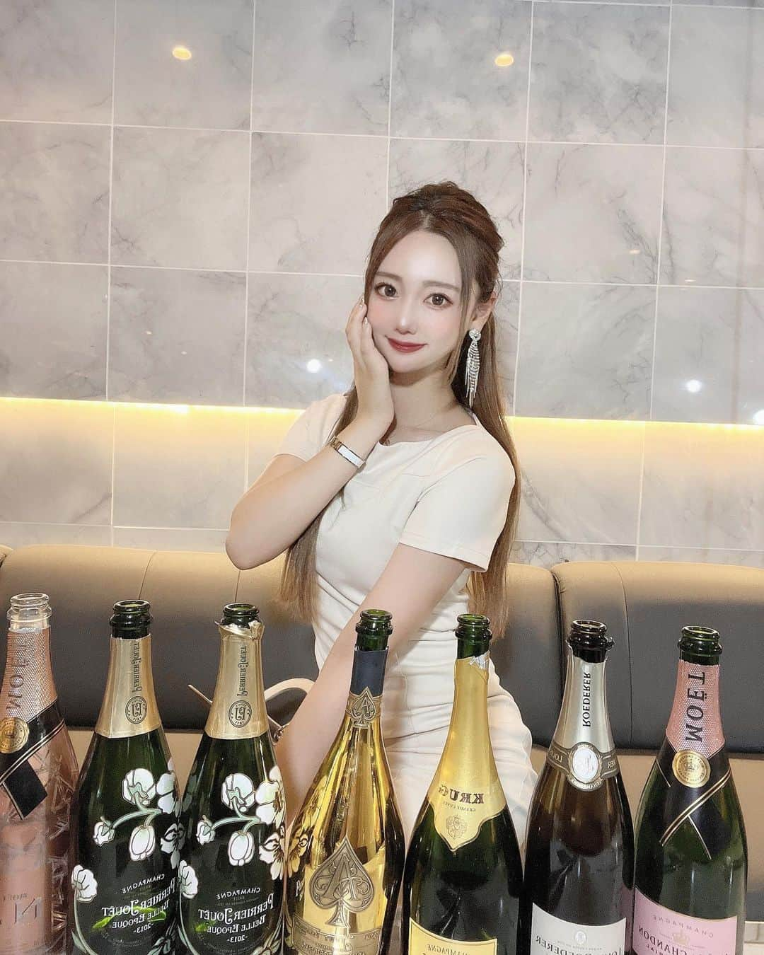 yuukachiさんのインスタグラム写真 - (yuukachiInstagram)「イベント1日目🥂✨  ありがとうございました📸 撮影入ってるのに皆快く撮影協力 してくださってありがとうございます🥹  やっぱ人と接したりお話する 仕事 昔から好き🫧🤍  学生時代から接客業のバイト ばっかりしてたな〜♪  ってTwitterにも呟いたけど🫣  今日はイベント2日目〜👠 今日来て下さる方お気をつけて 来てくださいね🥰  来られない人はインスタのストーリーとYouTubeの再生で応援よろしくお願いします♪  ライブ配信もできたらするので ギフト送ってくれると喜びます🫣💕  #インスタグラマー#に#会えるイベント #YouTube企画#YouTube#ゆうかチャンネル #インフルエンサーと繋がりたい#人#お店に来たら #繋がれます#北新地#北新地キャバ嬢#キャバクラ #キャバ嬢ドレス#キャバ嬢ヘアメイク」6月17日 15時00分 - yuuka_stagram