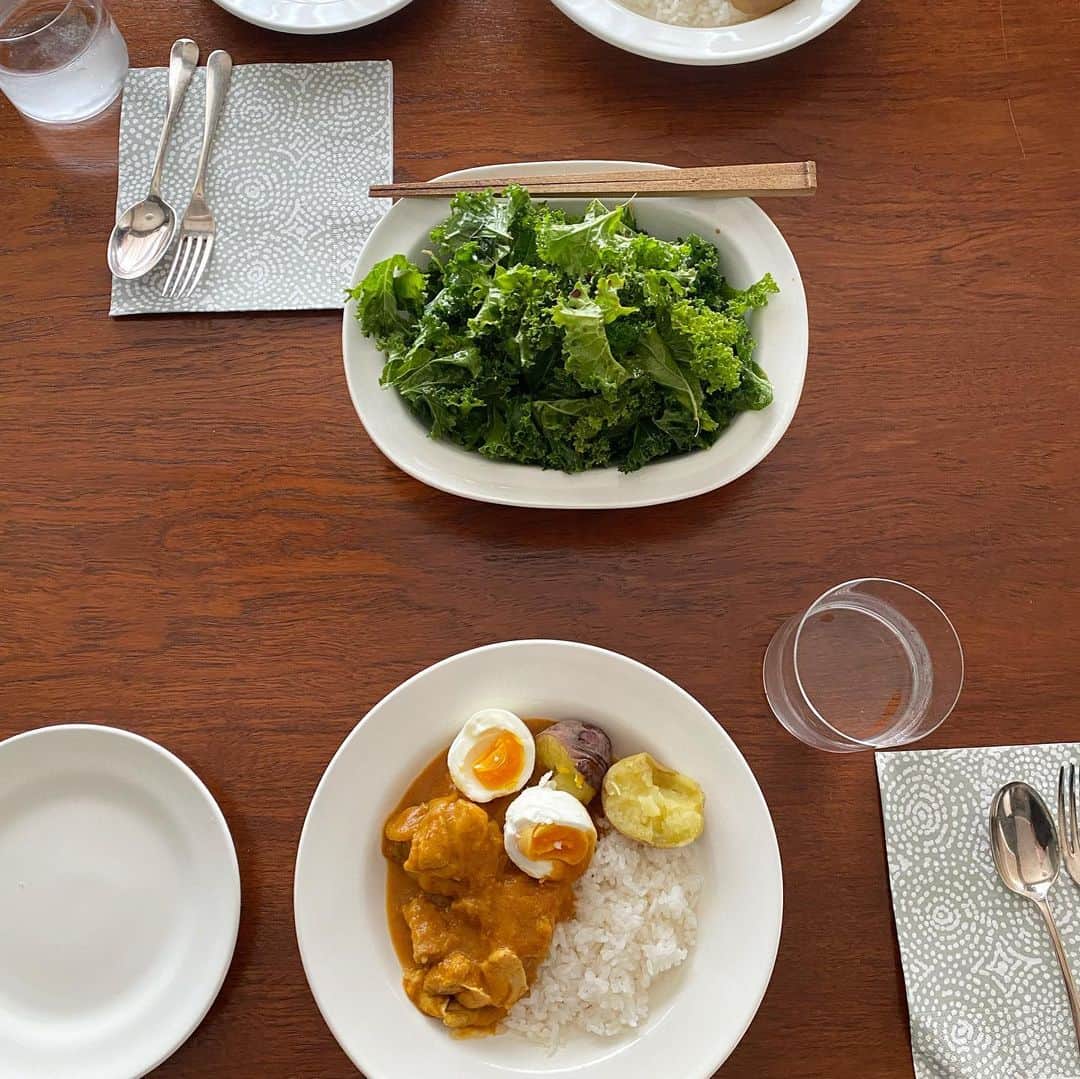 伊藤まさこのインスタグラム：「お昼は新玉ねぎとトマトの水分だけで作るチキンカレーとケールのサラダ。デザートは昨日焼いたプリンに加えて友人が持って来てくれたベリーとケーキ。2パックいただいた卵、この調子だとすぐに無くなりそう。カレーは鋼正堂のスープ皿に。プリンは丸プレートの大と小、ベリーはオーバル耐熱皿に盛りました🥚」