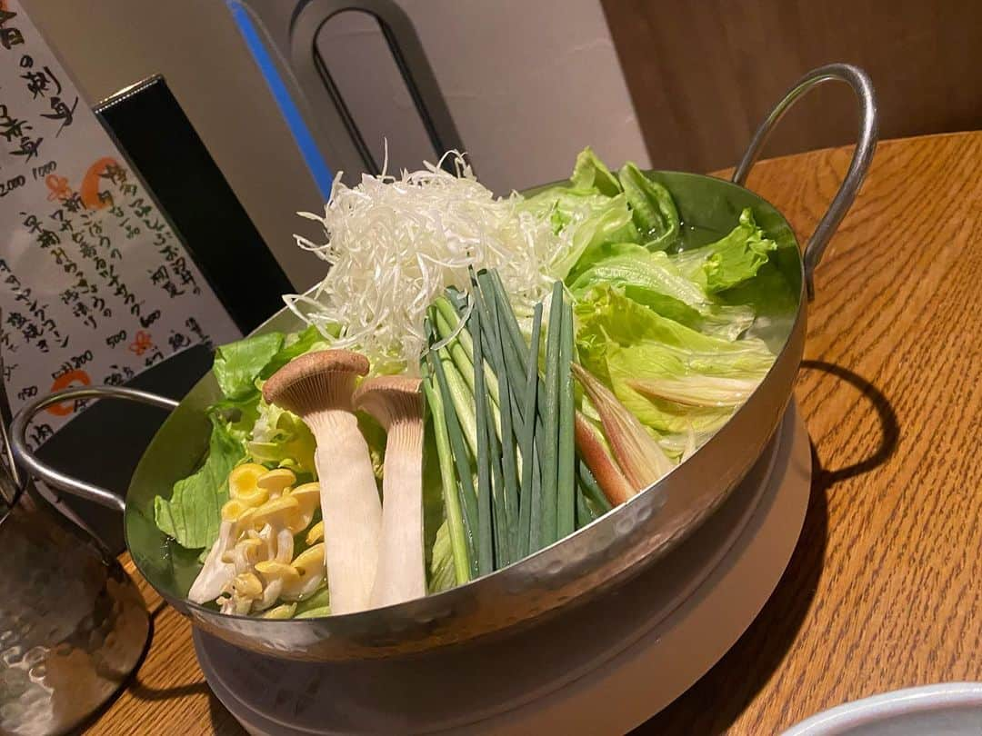 黒木ひかりのインスタグラム：「最近しゃぶしゃぶよく食べる😋🍲」