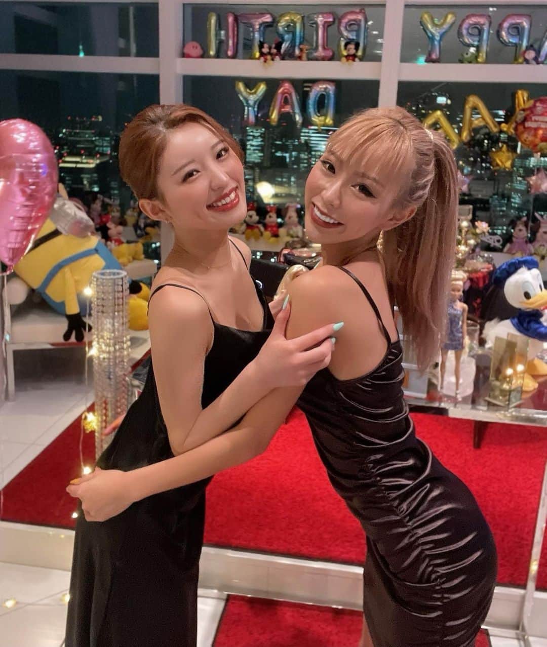 MIYABIのインスタグラム：「相方が前々夜祭してくれました💝🥺  サプライズが豪華すぎてもう頭がパニック😝 最高のロケーションに美味しいご飯に素敵なプレゼントにマジックショー🕊🎁🌃 ポロポロ涙が止まりませんでした😂🙈  愛の詰まった贈り物をたくさんありがとう💕  どんな時も一緒にいて、何でも話し合える同期であり親友ちゃん🥰  はぁ大好きだっハラちゃんこれからも宜しくねだよぉ❤️💋  そして今夜は　@seloctagontokyo_official で踊ります💃  １つ歳を取る瞬間に会いにきてくれたら嬉しいです😇💕  楽しみましょう🎉  #バースデーサプライズ  #チャペルサプライズ」
