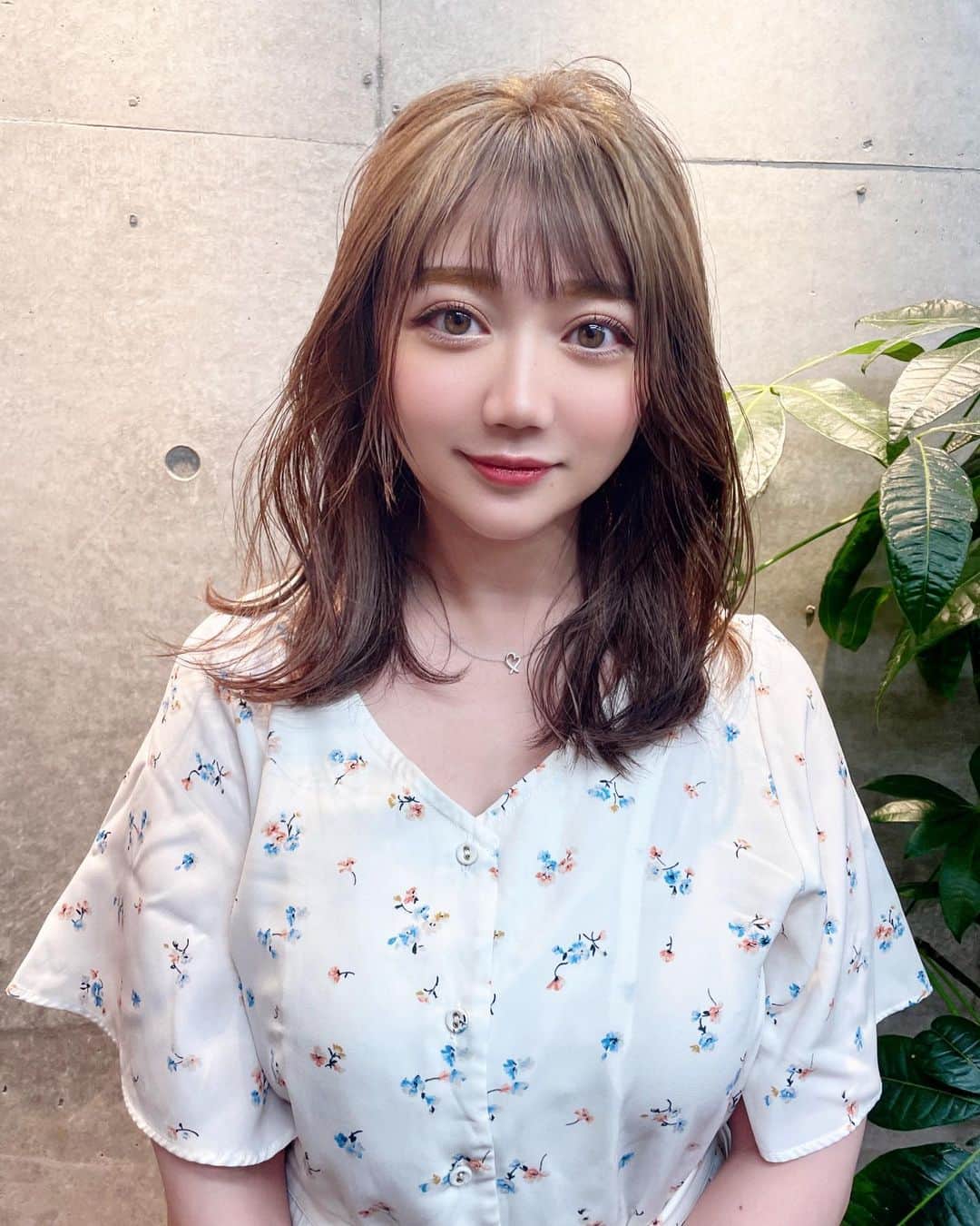のインスタグラム：「イメチェン💛  ブリーチしてベージュ系にしたの🙈🤎  写真では分かりづらいかな？？ おにゅーからーどうですか？  @motapan さんいつも可愛くしてくれてありがとうございます！」