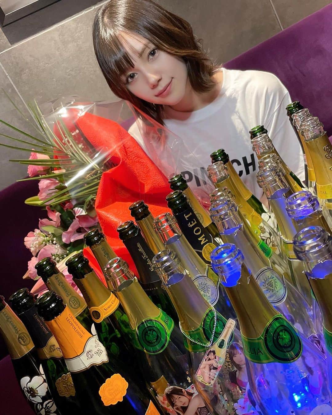涼森れむのインスタグラム：「. 昨日はレッドドラゴンイベント出勤来てくださった皆様、とっても幸せな時間をありがとうございました💐❤️」