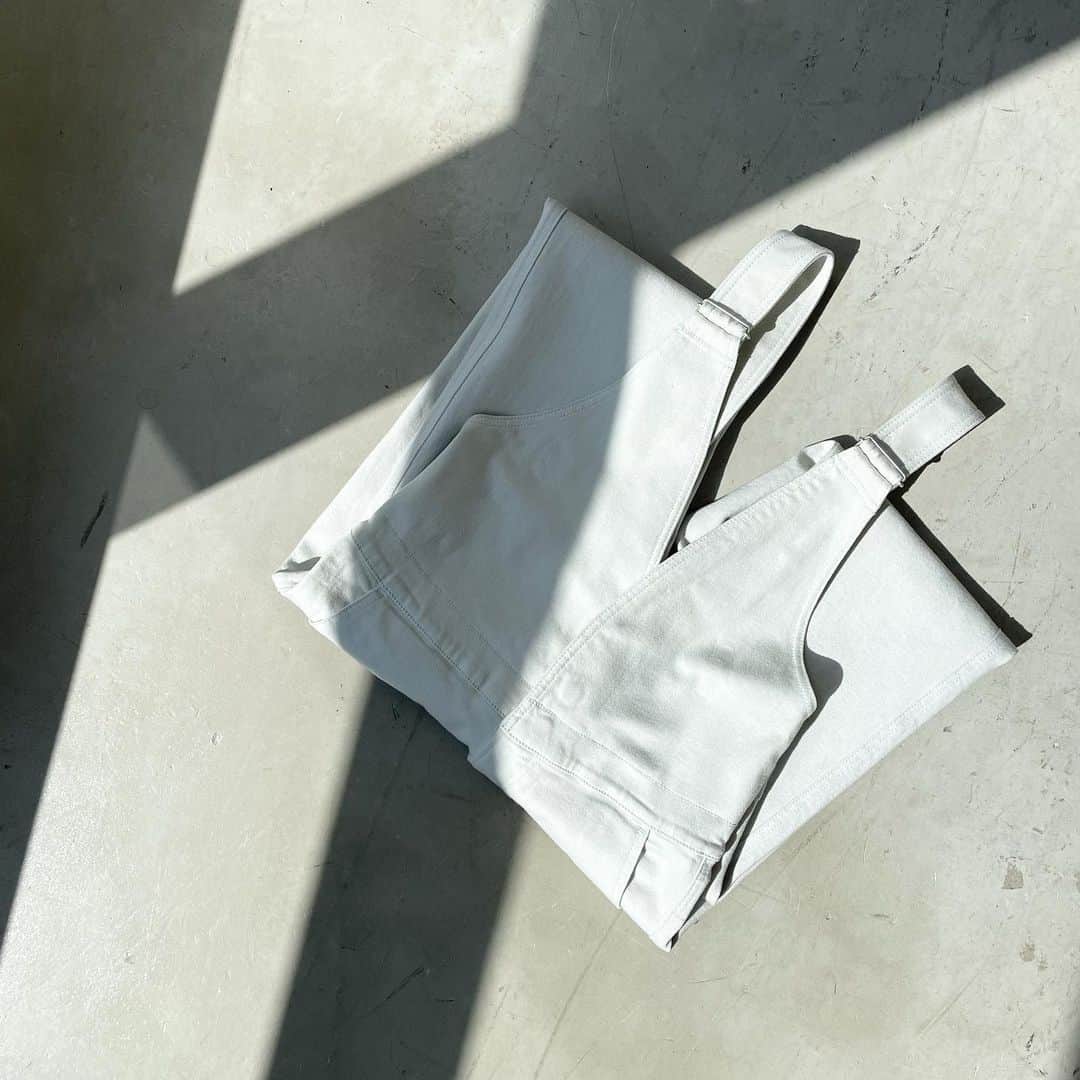 Moname Official Instagramのインスタグラム：「. フレッシュな気持ちにさせてくれるような ペールトーンが今季の一押し🌿  インナー次第で雰囲気を変えられるので その日の気分でスタイリング楽しめる1枚✨ . Denim Salopette No.41121212 col.SVG ¥22,000 . #moname #22ss #デニム #コーデ#モナーム #instagramfashion #denim #moname_code #jeans #デニム#ストレッチデニム」