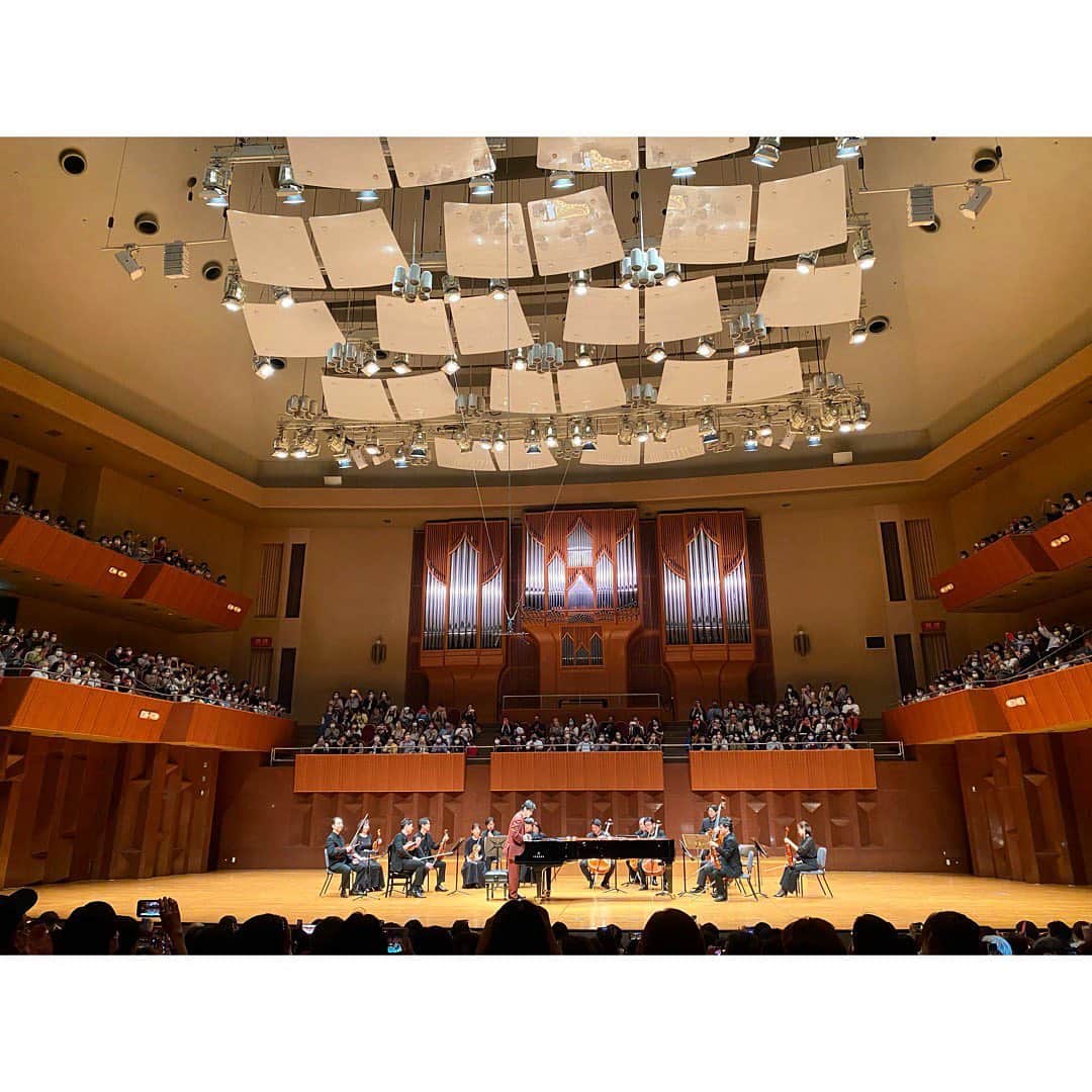清水麻椰さんのインスタグラム写真 - (清水麻椰Instagram)「『清塚信也 with NHK交響楽団メンバー ～カラフル・ミュージック』 大阪公演へ行ってきました🕺🏻🎶  大好きな清塚さんのピアノに世界最高峰のオーケストラ  美しい音色にうっとり☺️💭 まさに雲の上にいるような気分 極上の空間、、、  前に座っていたおじさまが、 目を閉じて手を合わせて祈るように 『Baby, God Bless You』 を聴いているのを見て 「うわ〜、やっぱ清塚さんってスゴい人や。」なんて思っていたら 曲が終わるとその雰囲気を(いい意味で)ぶち壊して、おもしろMCに豹変する。ほんとに感情が追いつきません🤣（笑）  はぁ〜、本当に幸せな時間ってこういうことですね。 すっごく満たされた気分で帰路につきました😊🌸  あ、そうだ忘れてました  #テレビで見るよりかっこいい  素敵な時間をありがとうございました😊💐」6月17日 17時49分 - mayasmz